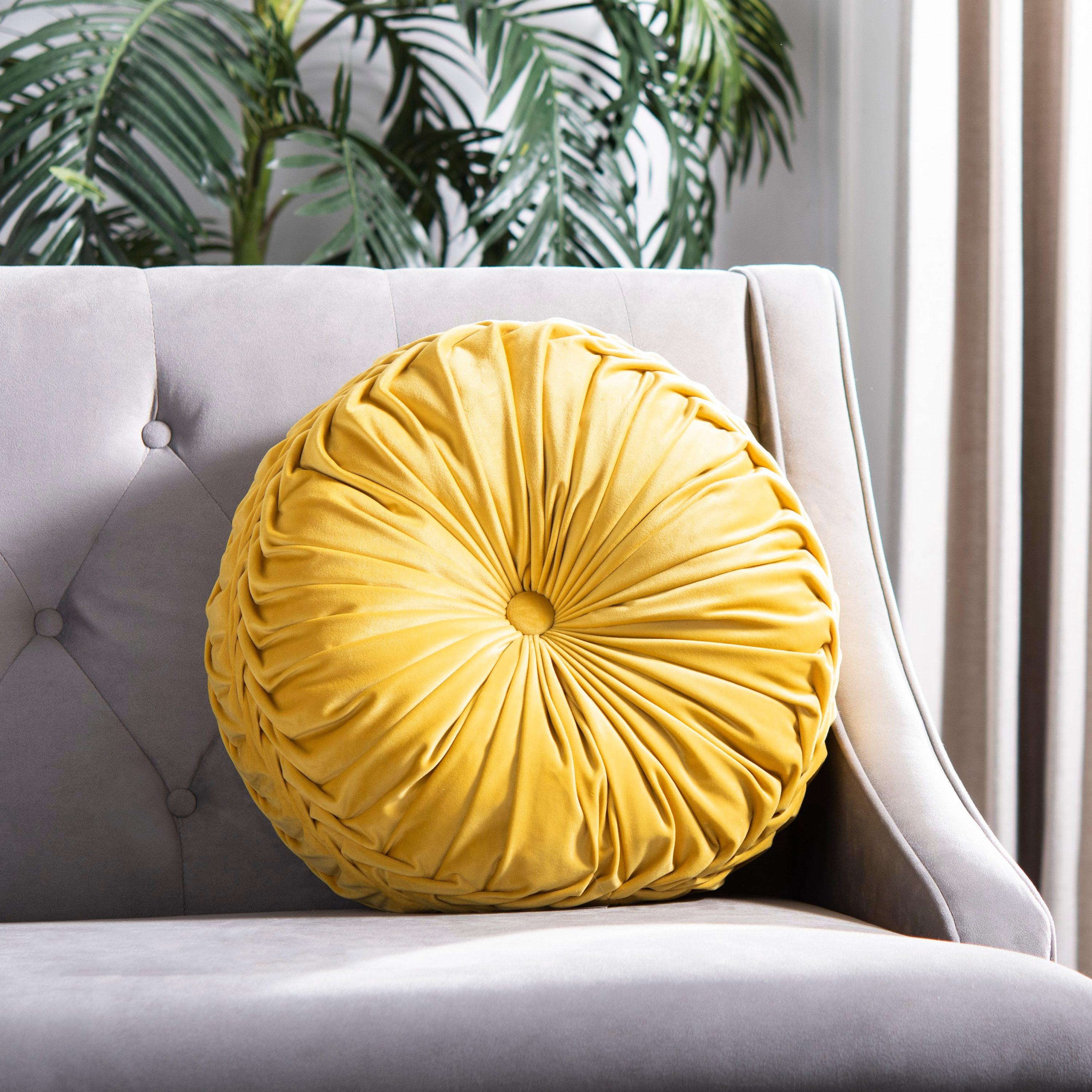 SAFAVIEH Leila 18" x 18" Round Tufted Plush Pillow, Mustard