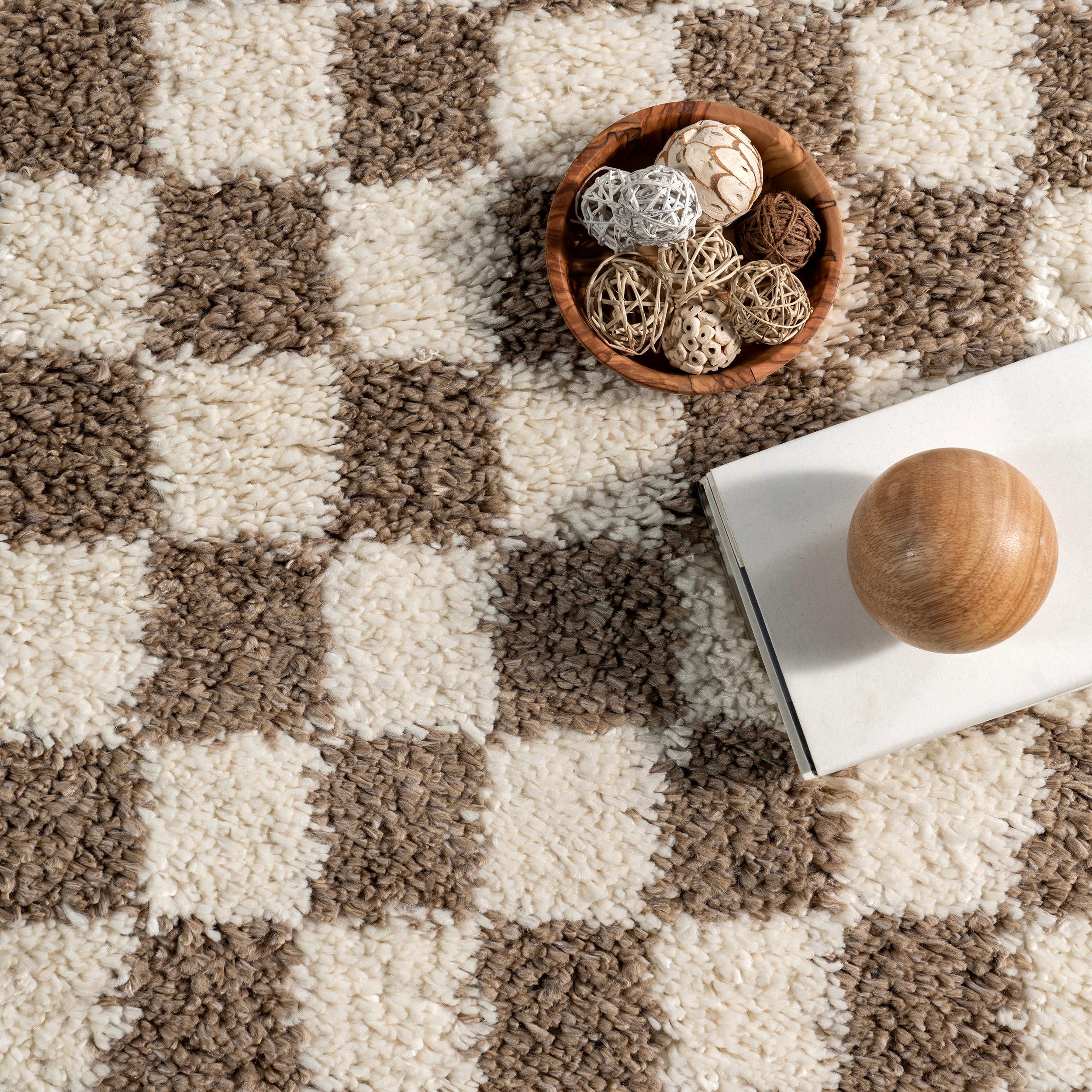 Nuloom Adelaide Checkered 4x6 Shag Indoor Area Rug for Living Room Bedroom Dining Room Nursery, Beige/Brown