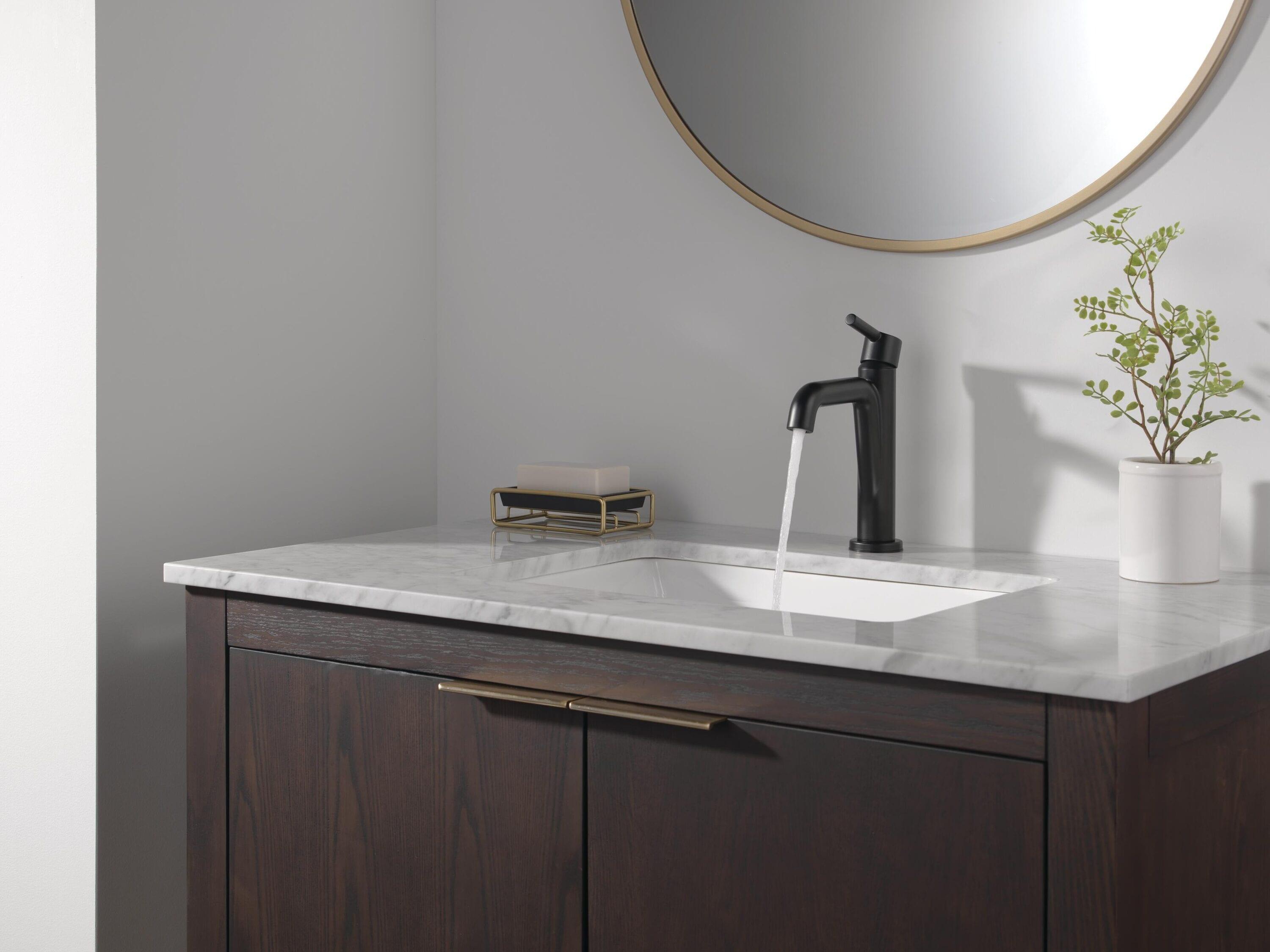 Single-Hole Single-handle Bathroom Faucet with Drain Assembly