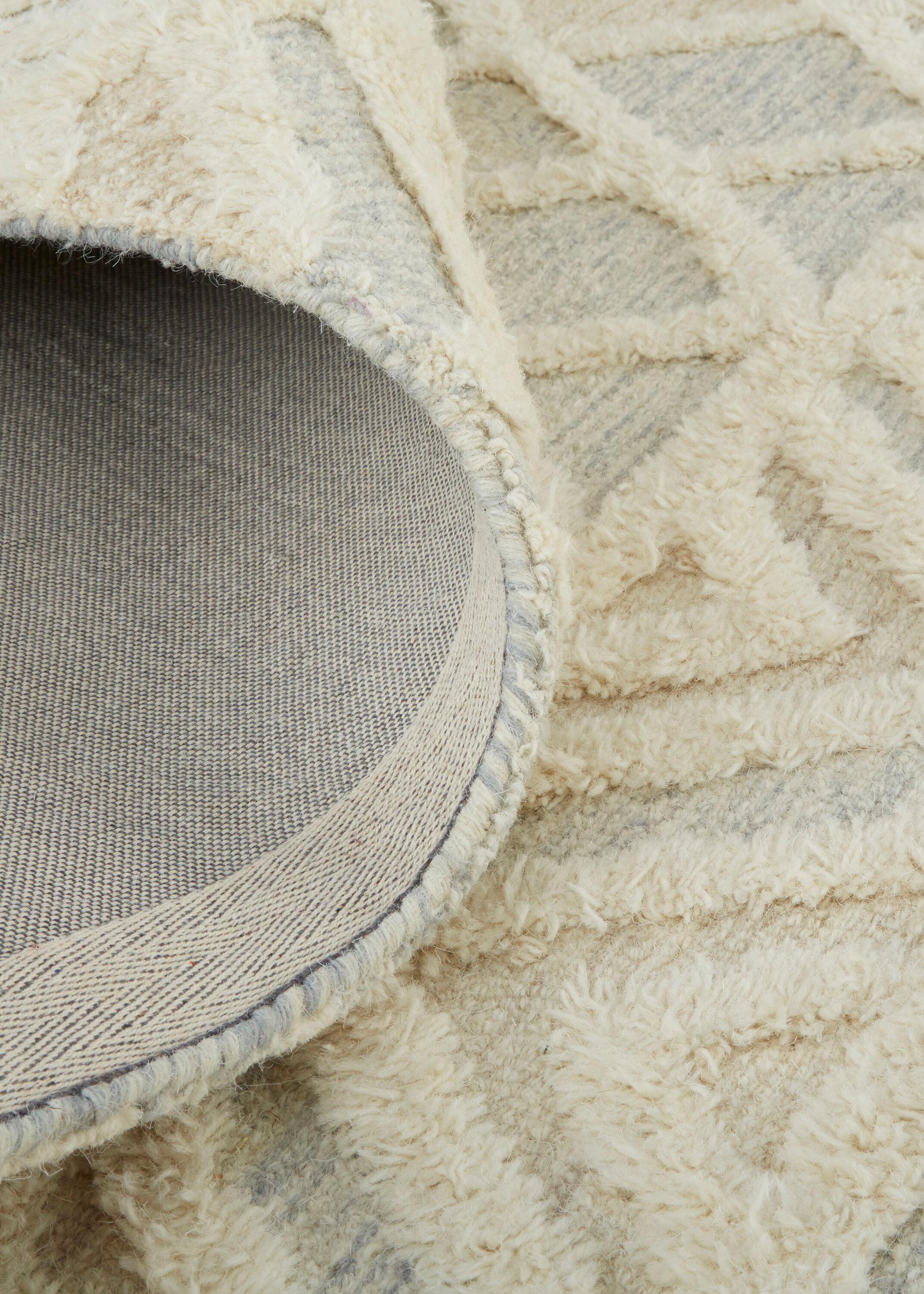 Elika 2' x 3' Blue and Ivory Wool Tufted Oval Rug