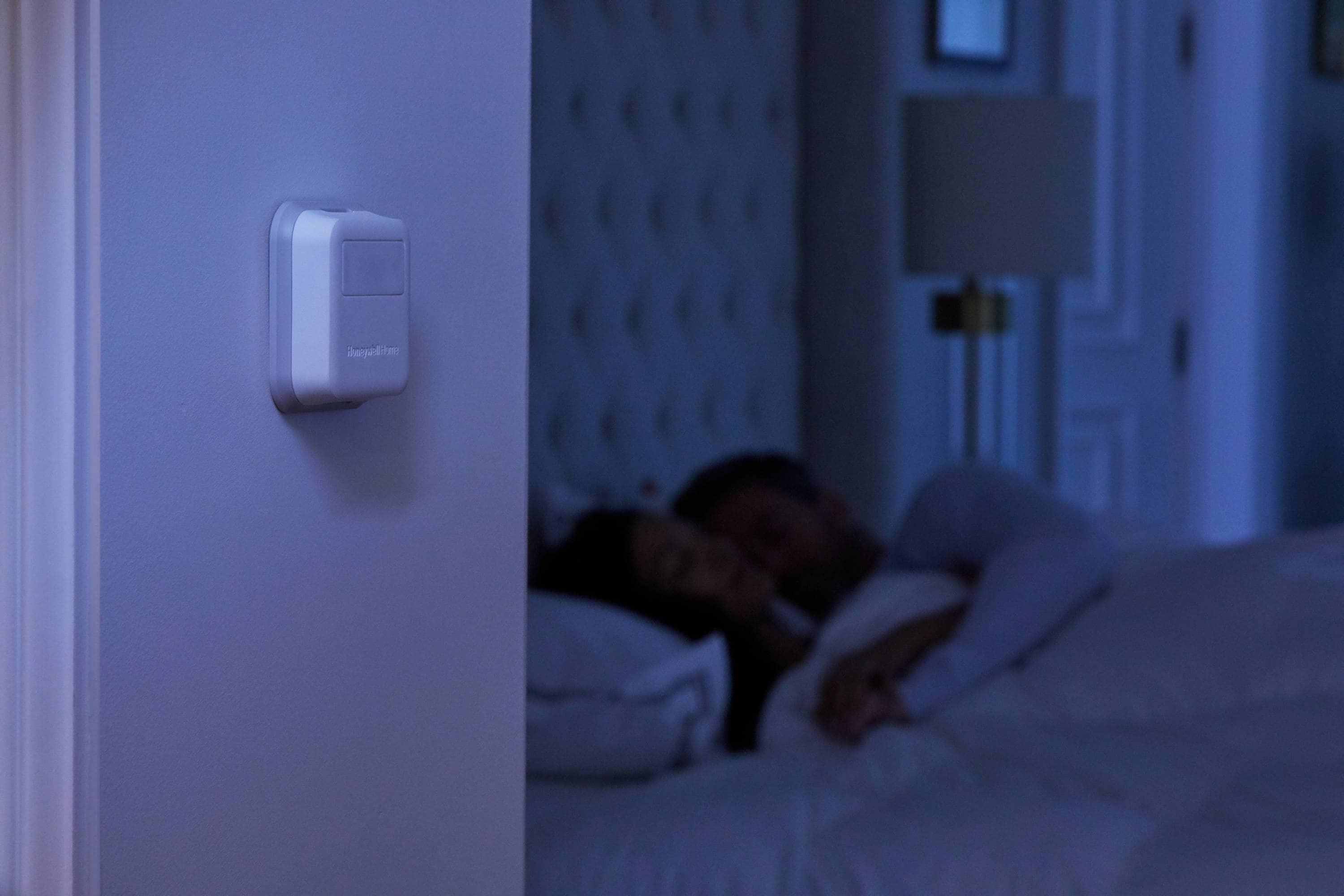 Honeywell Home Smart Room Sensor: Wireless Thermostat Control, Smartphone App, T9 Compatible, White, 2-Year Warranty