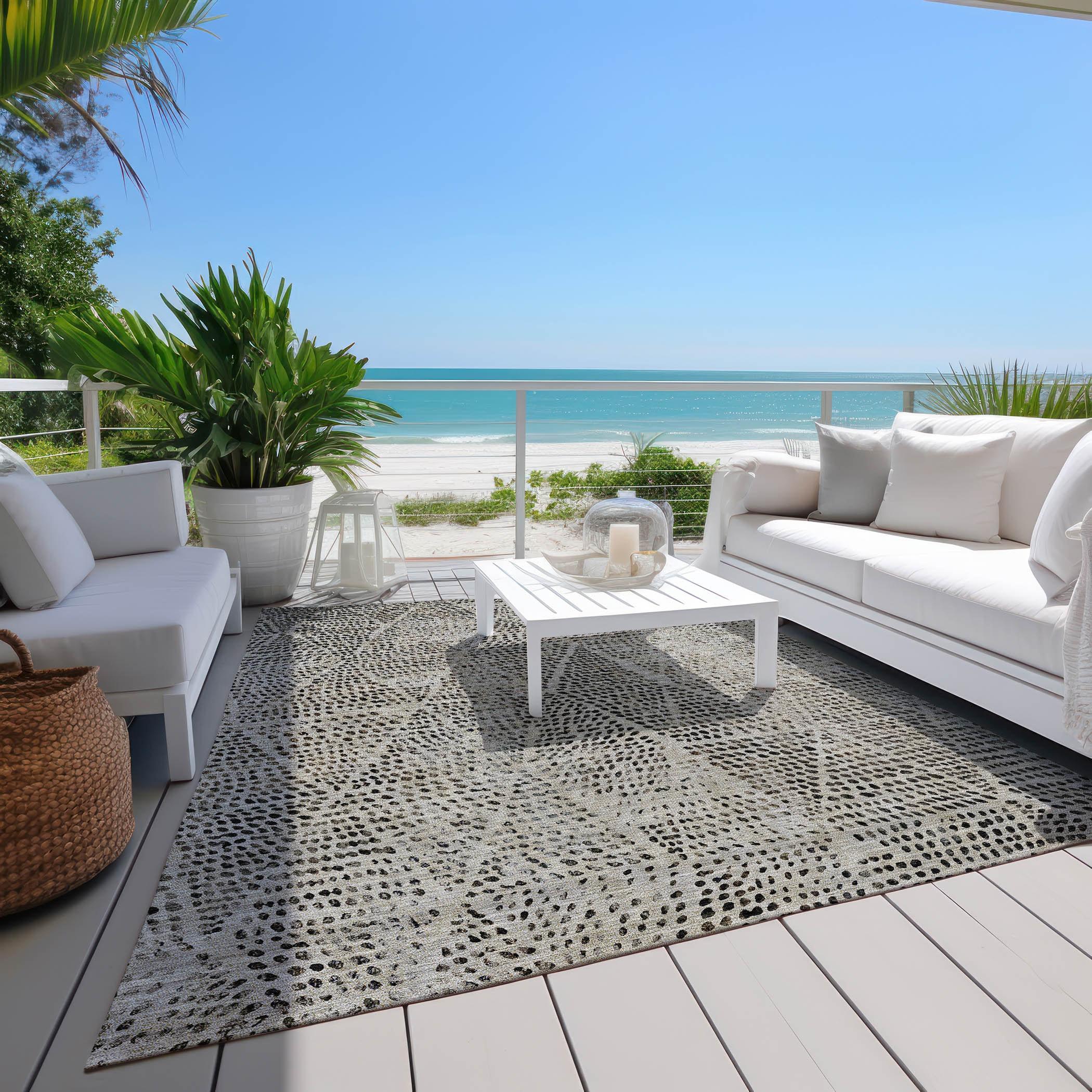 Gray Diamond Pattern Machine Washable Indoor Outdoor Rug