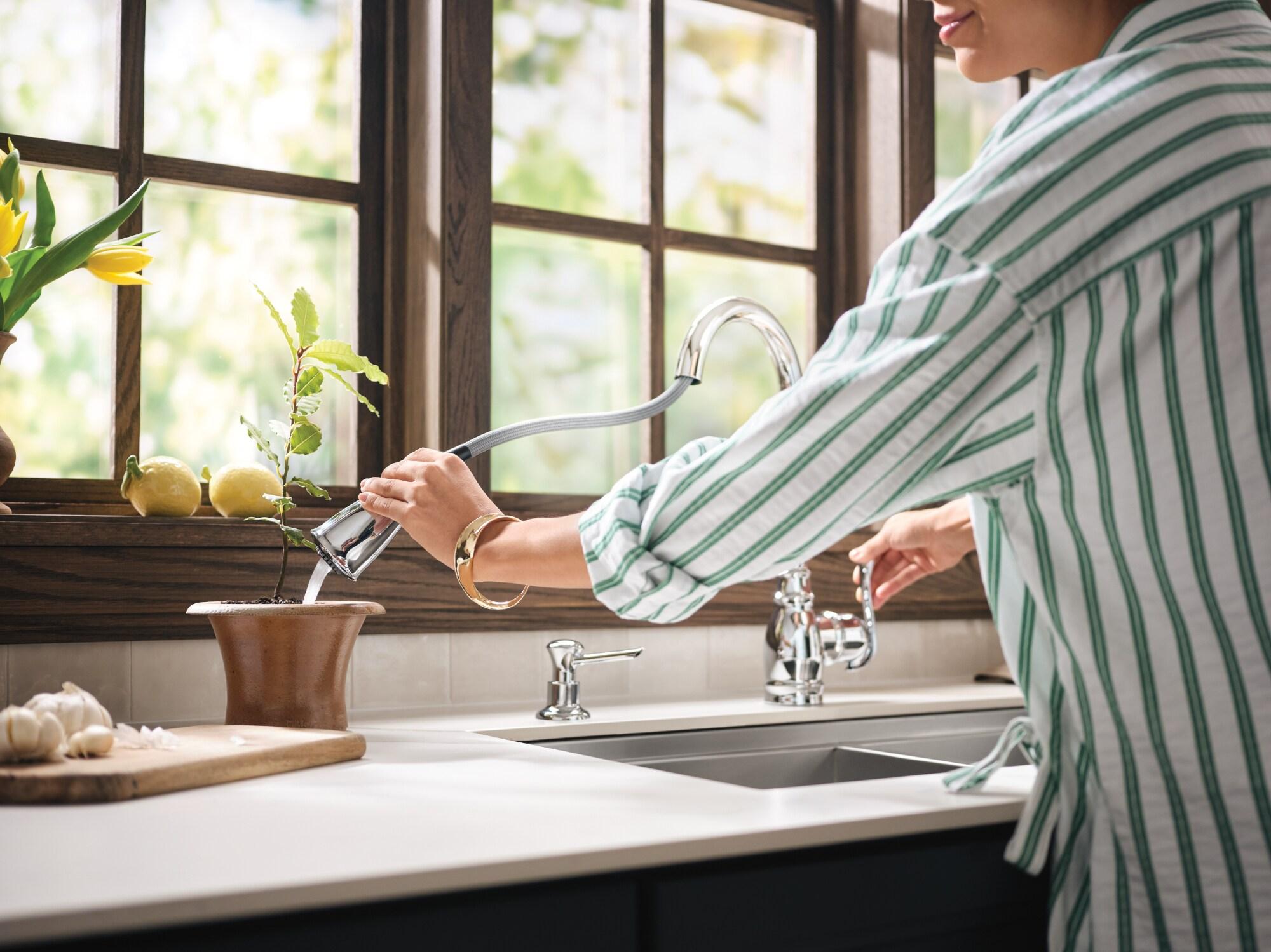Moen Anabelle Chrome Single Handle Deck-mount Pull-down Kitchen Faucet with Sprayer ( Deck Plate Included ) (Soap Dispenser Included)