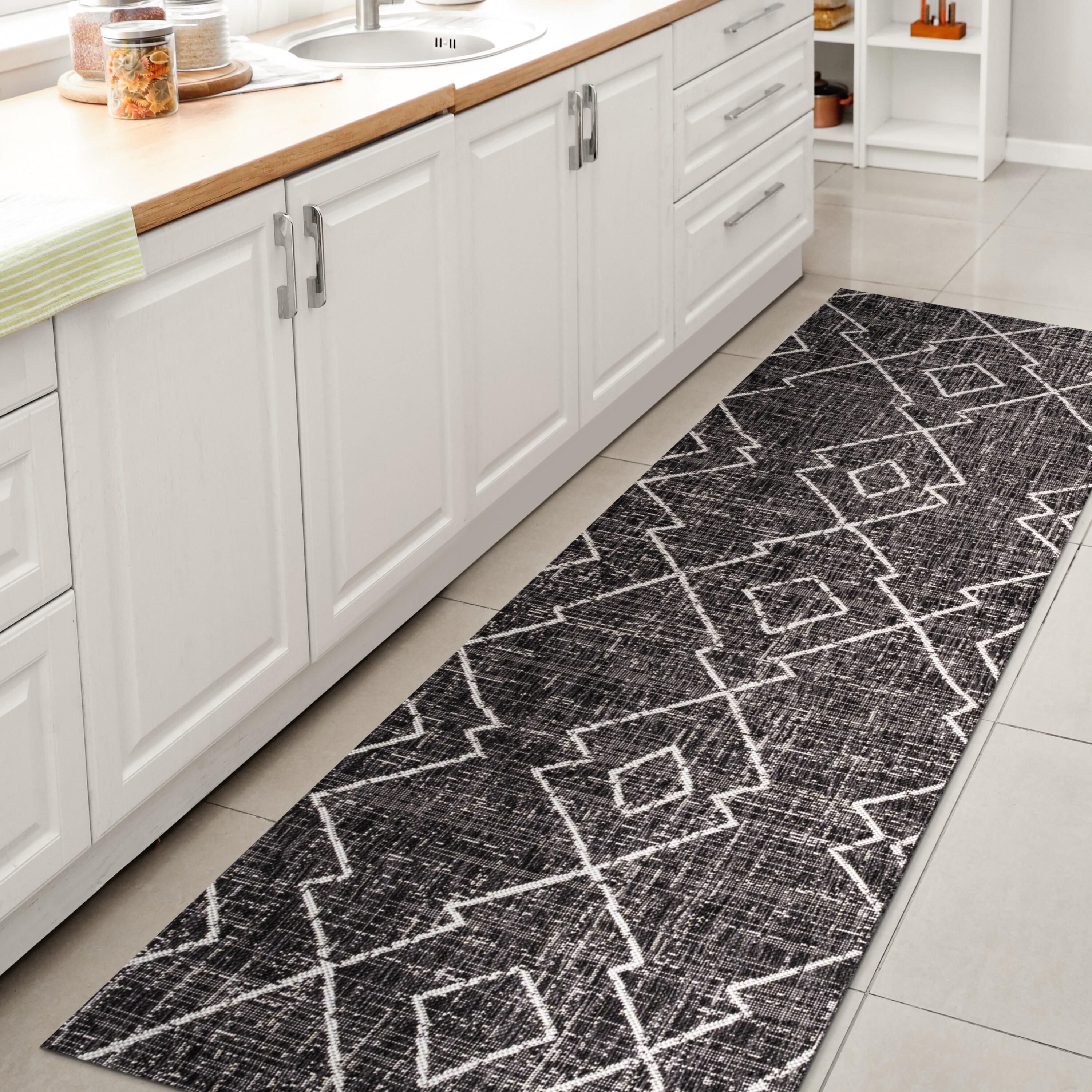 2'x10' Carwa  Diamond Trellis Indoor/Outdoor Runner Rug, Black/Ivory - JONATHAN Y