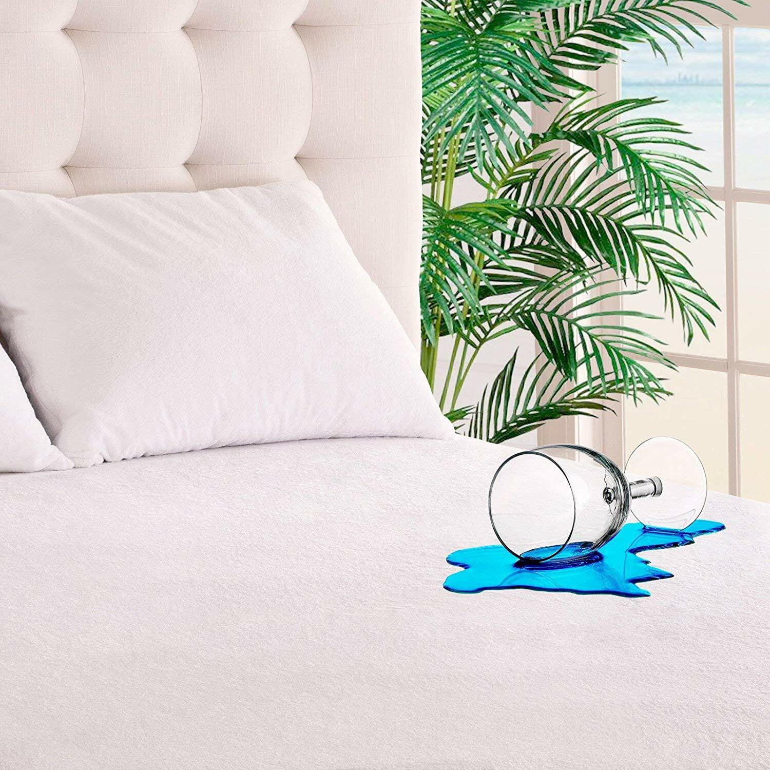 J&V TEXTILES Waterproof Bed Bug Proof Mattress Encasement Protector (Queen)