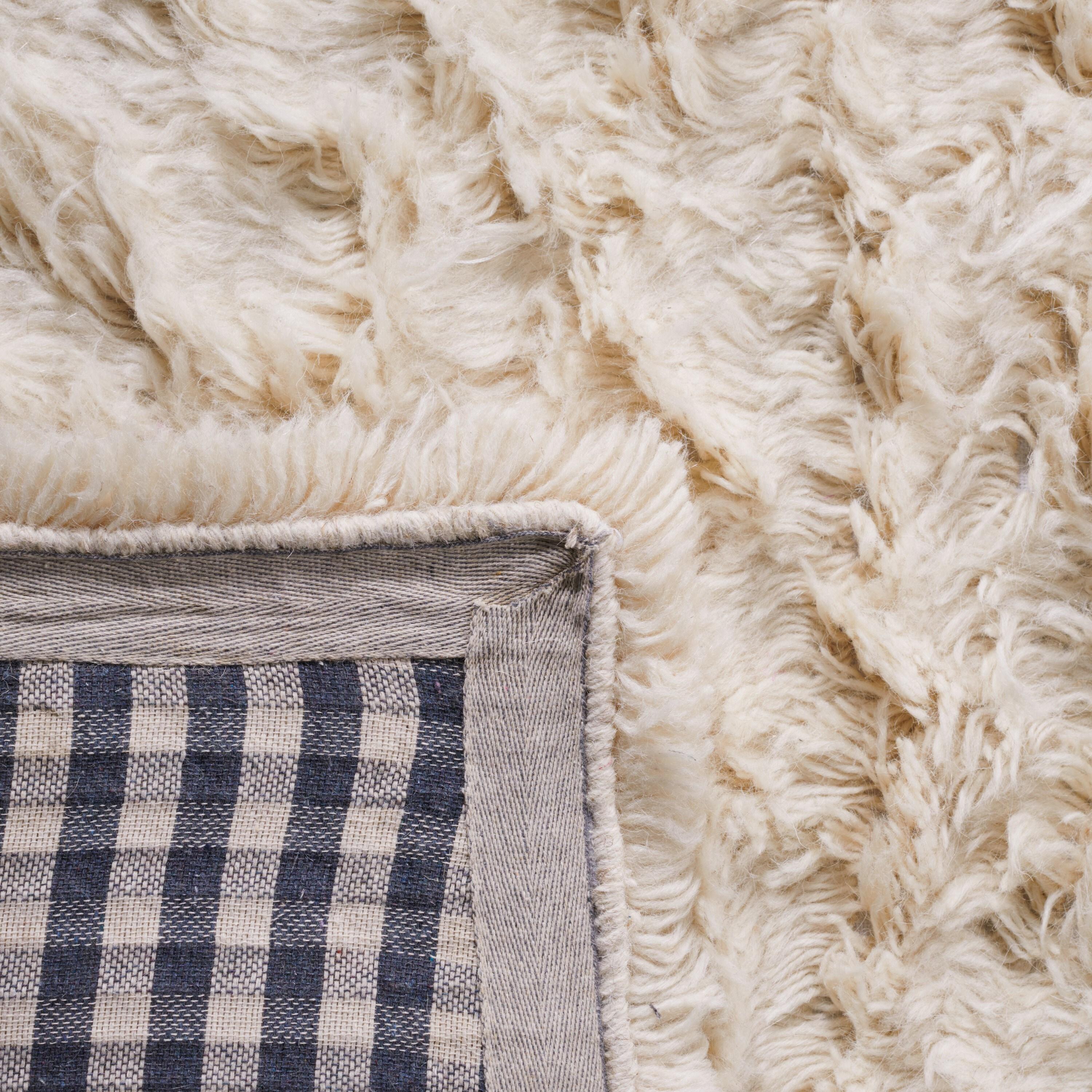 SAFAVIEH Flokati Gisselle Solid Wool Area Rug, Ivory, 2'6" x 4'