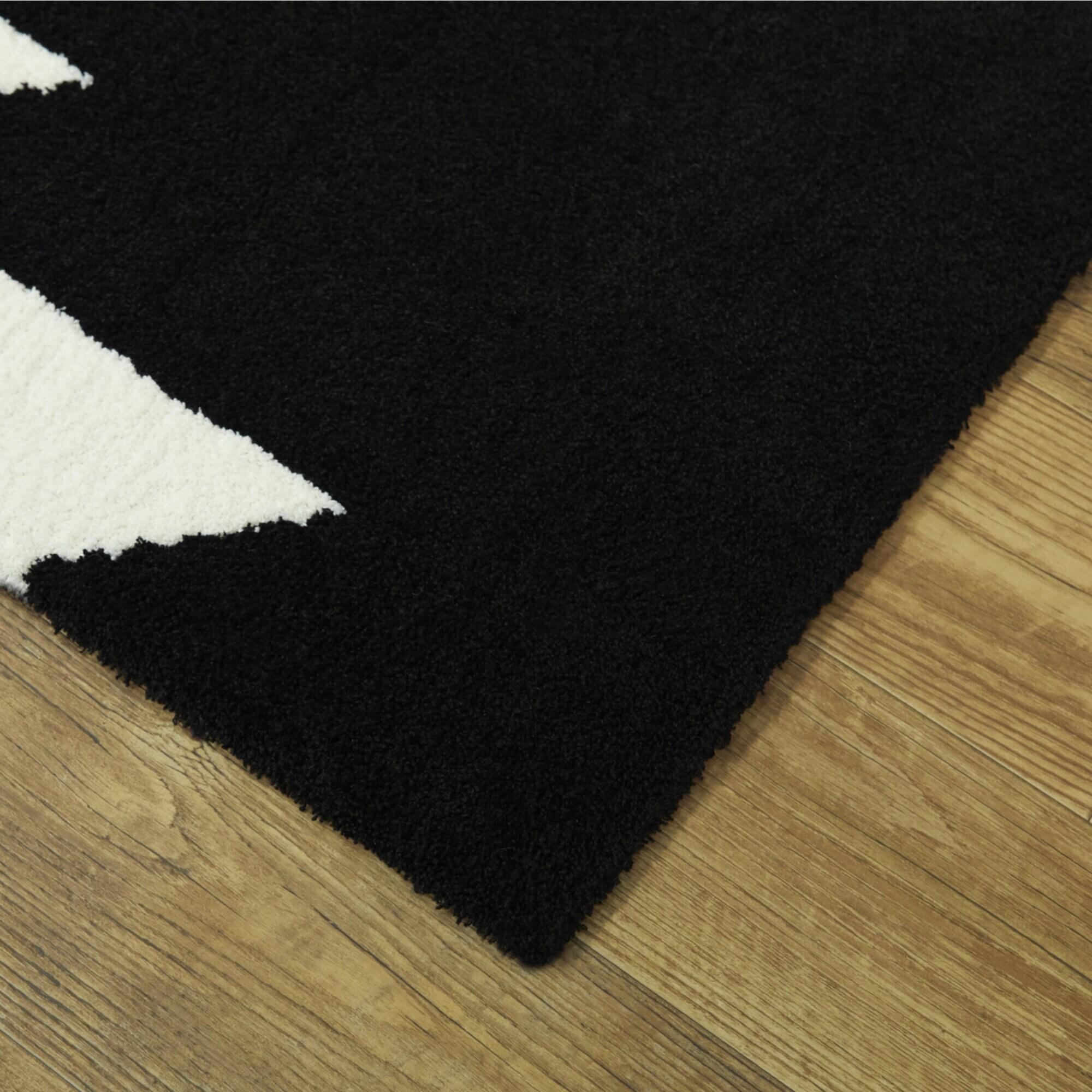 Nicholas Black 3 ft. x 7 ft. Medallion Runner Rug