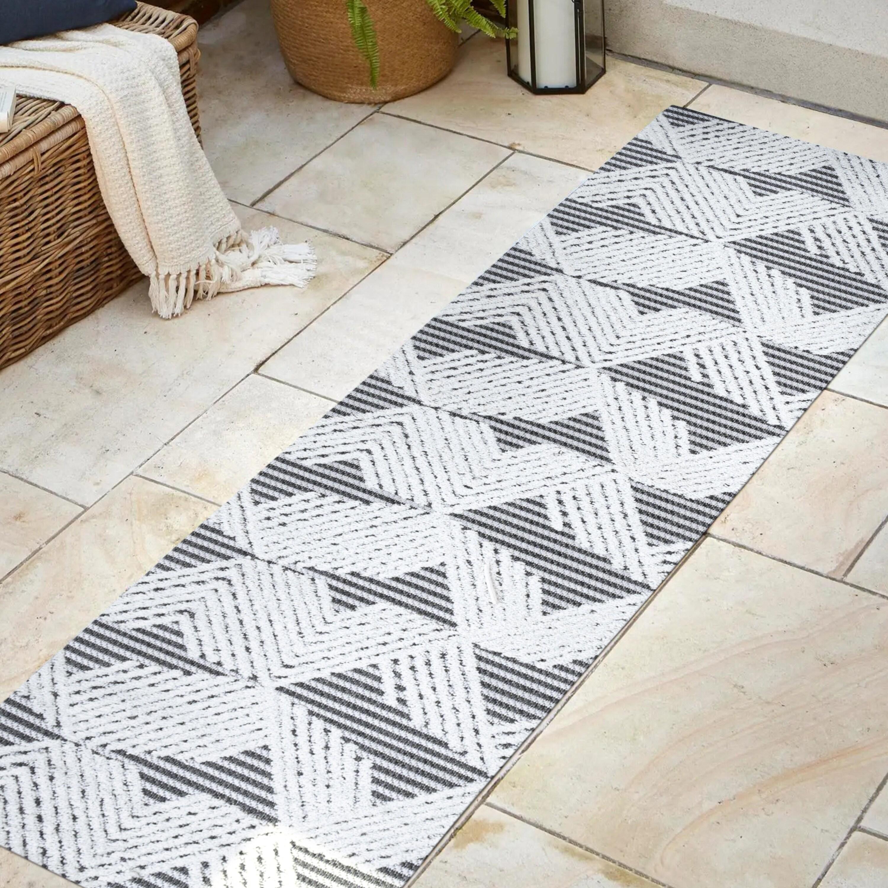 2'x8' Jazz High-Low Pile Art Deco Geometric Indoor/Outdoor Runner Rug, Black/Ivory - JONATHAN Y