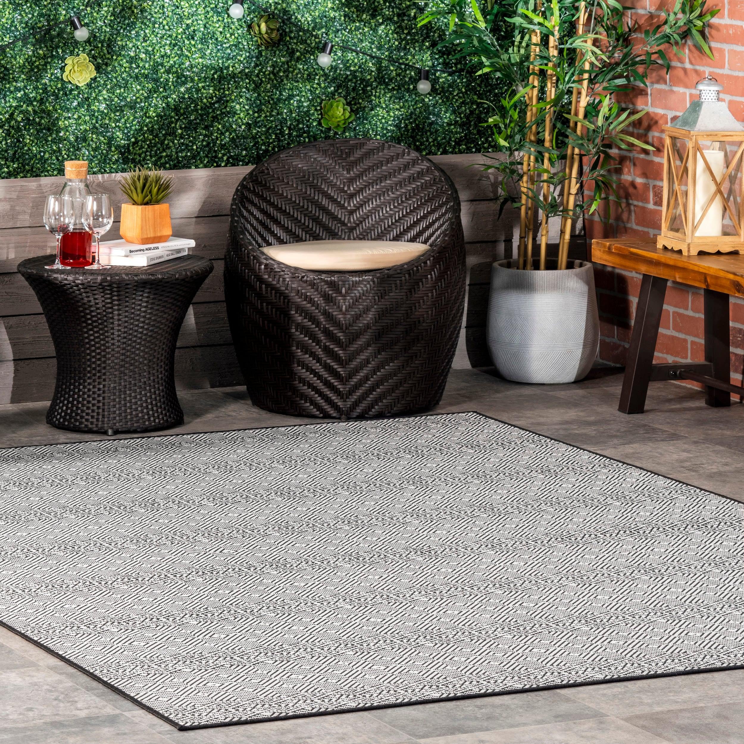 Nuloom Paloma Geometric 7x9 Indoor/Outdoor Area Rug for Living Room Patio Deck Front Porch Kitchen, Black/Ivory