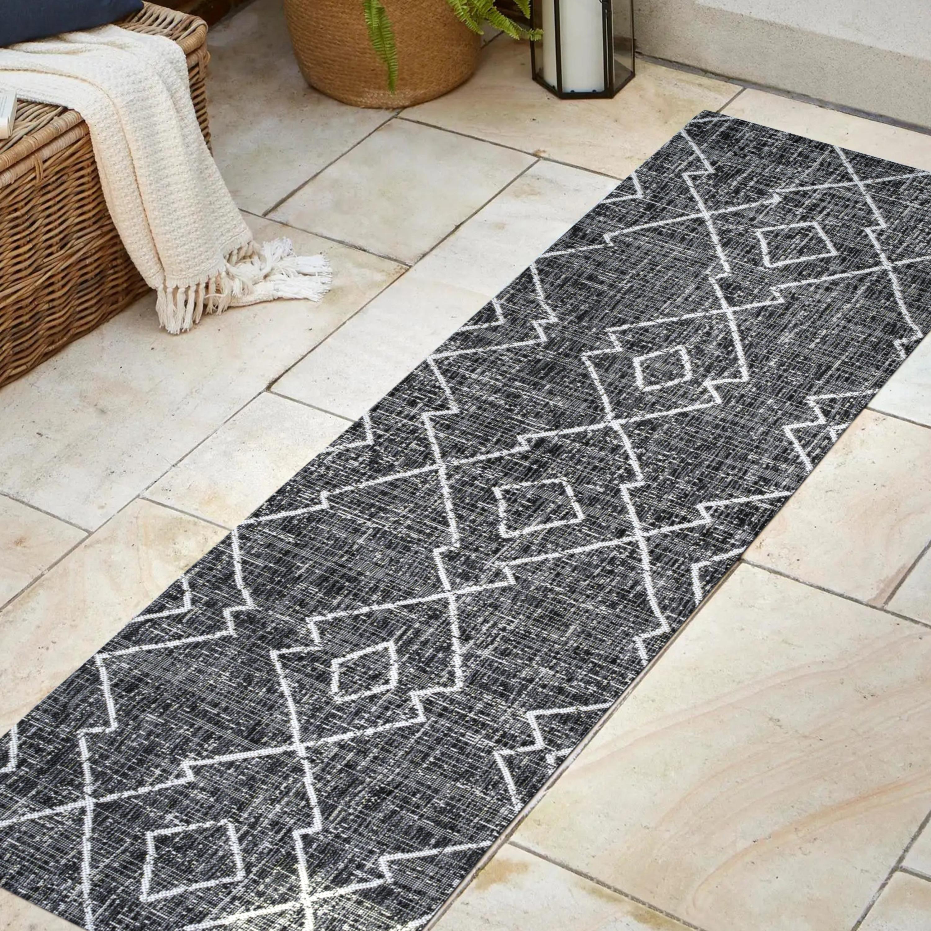 2'x10' Carwa  Diamond Trellis Indoor/Outdoor Runner Rug, Black/Ivory - JONATHAN Y
