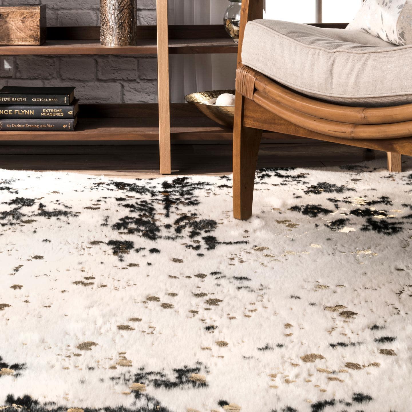 Chehalis Contemporary Faux Cowhide Power Loom Black/Gold Rug