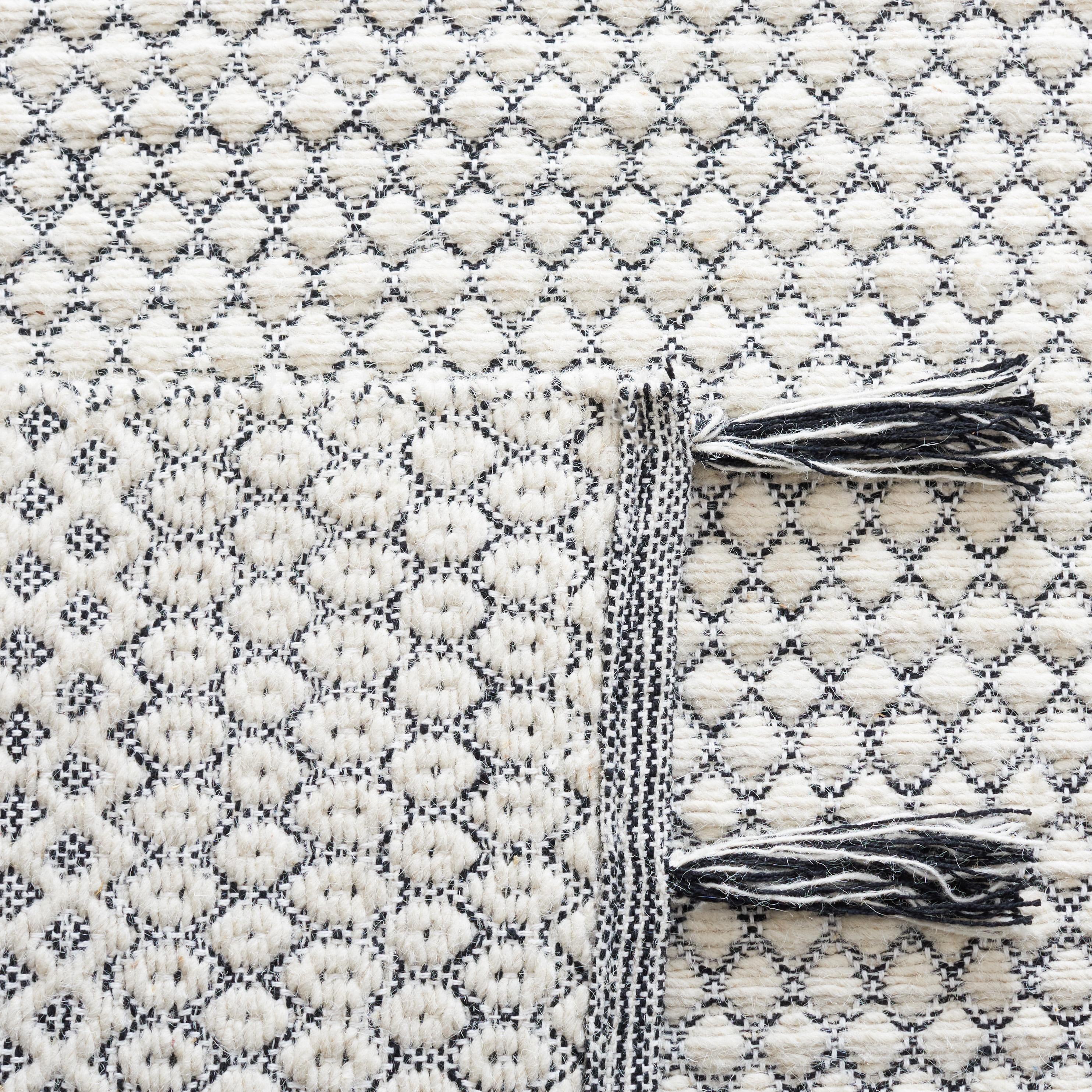 Montauk MTK813 Hand Woven Area Rug - Ivory/Black - 5'x8' - Safavieh.