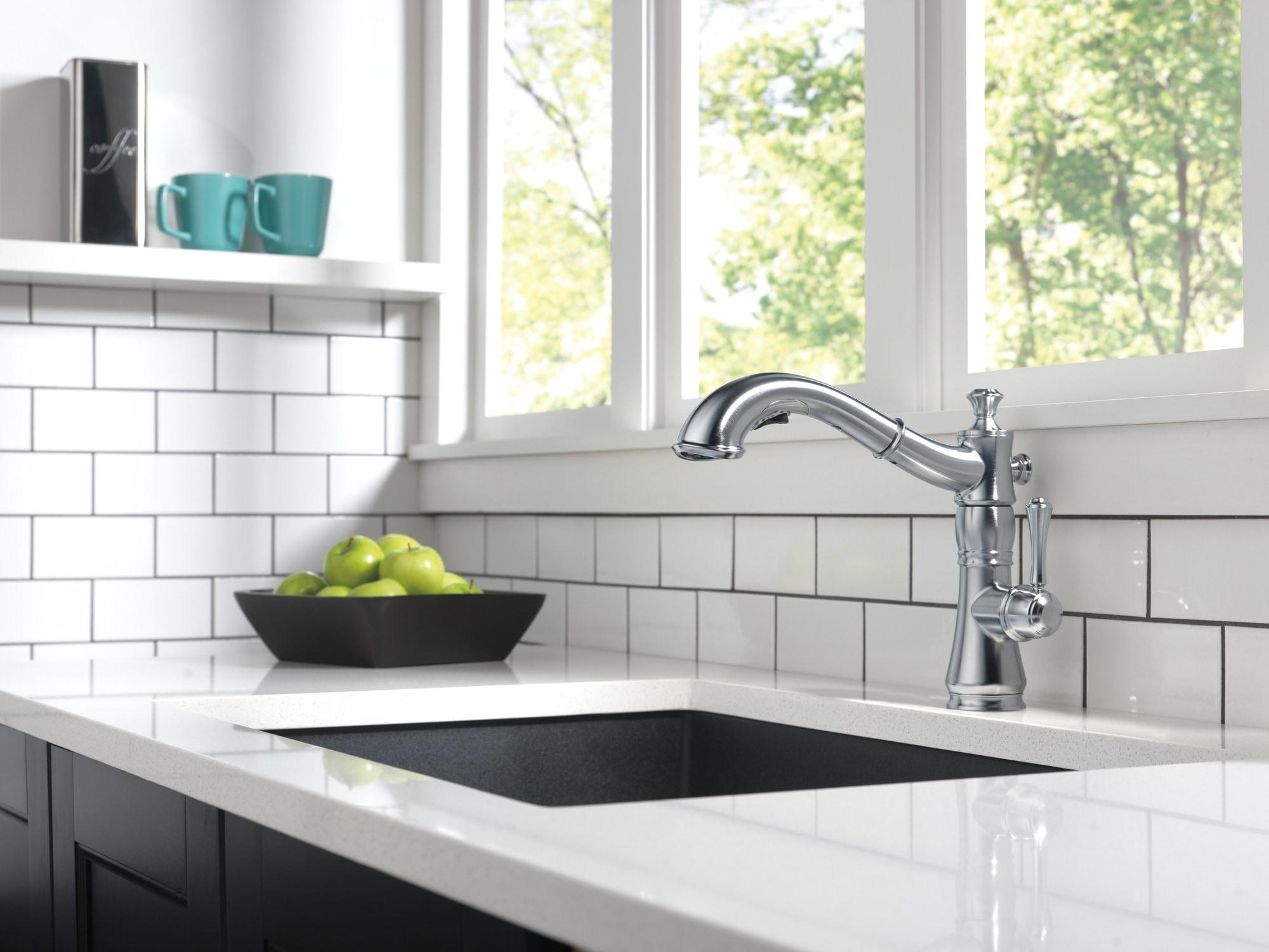 Delta Cassidy Single Handle Pull-Out Kitchen Faucet in Arctic Stainless 4197-AR-DST