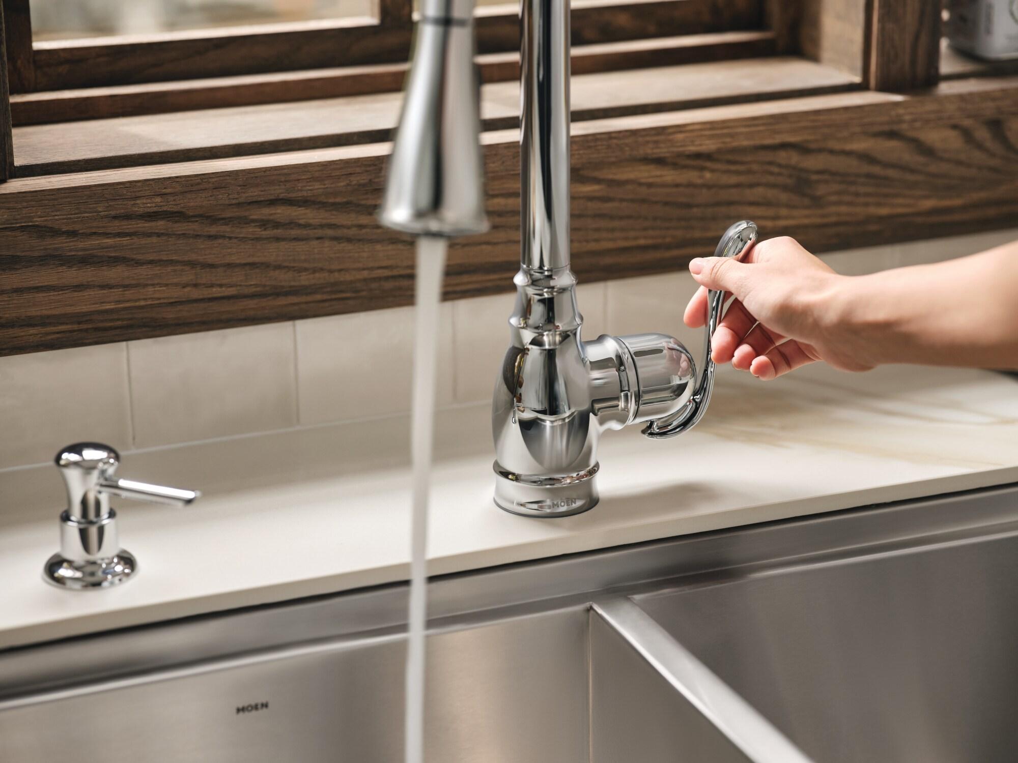 Moen Anabelle Chrome Single Handle Deck-mount Pull-down Kitchen Faucet with Sprayer ( Deck Plate Included ) (Soap Dispenser Included)