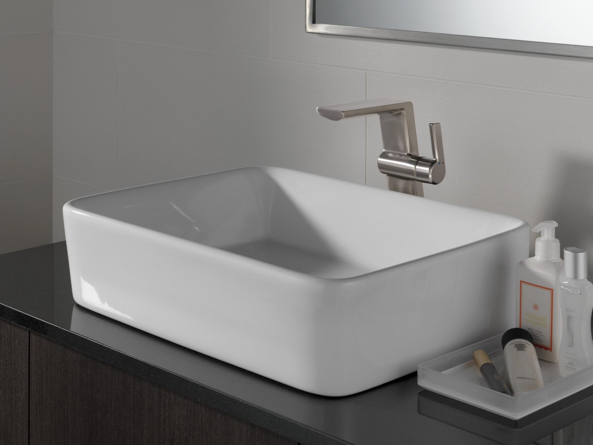 Pivotal Single Hole Bathroom Faucet with Drain Assembly and Diamond™ Seal Technology