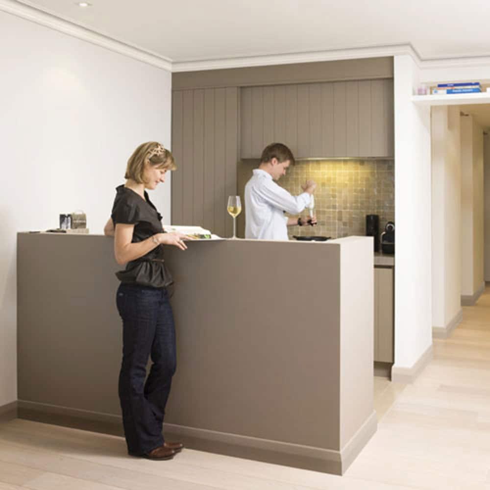 Orac Decor 2.75'' H x 78.75'' W x 2.75'' D Plastic Crown (Set of 9)