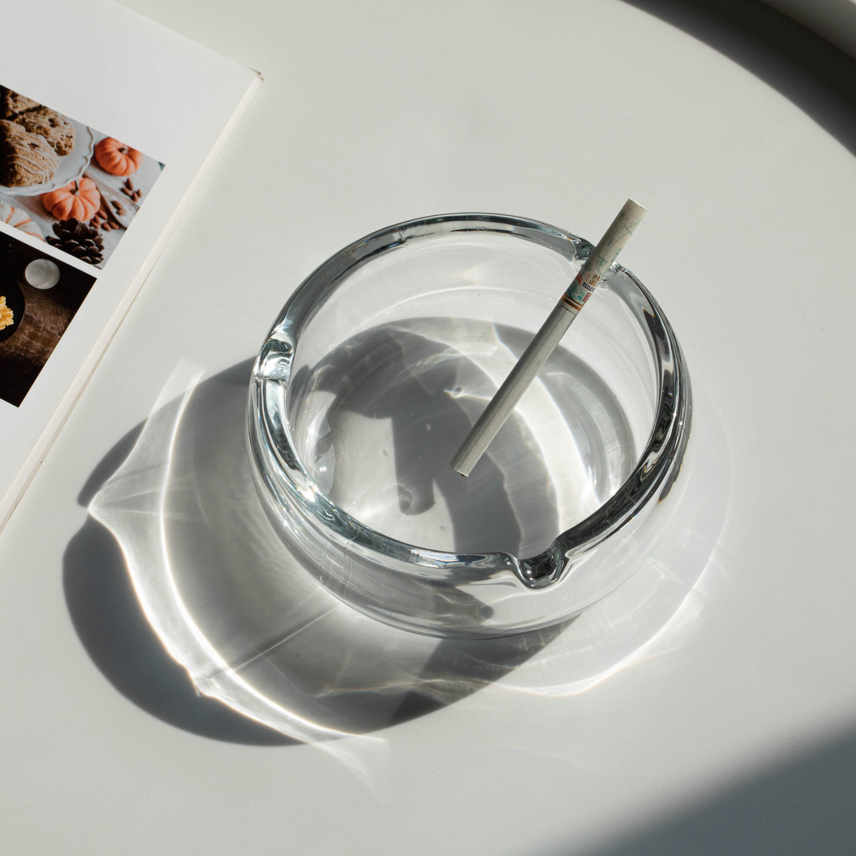 Basicwise Basicwise Elegant Glass Round Portable And Modern Ashtray - Perfect For Smokers And As A Decorative Accent For Home, Office, Porch Or Patio - Cigarette Holder For Both Indoor And Outdoor Use