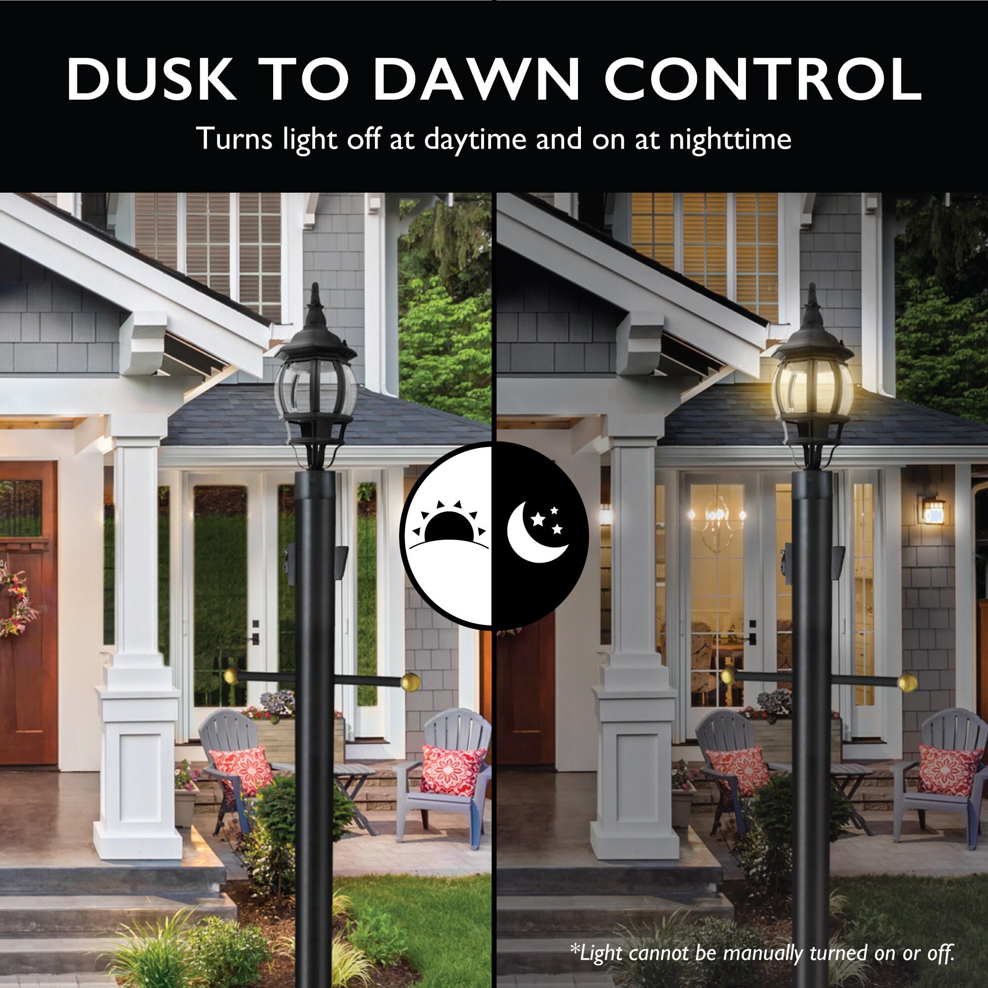 Design House,589812 Poste de Lámpara Tradicional para Exteriores con Brazo Cruzado de Plástico, Instalación de Enterramiento Directo, Toma de Corriente Incorporada y Sensor Fotocular Del Anochecer Al Amanecer en Negro