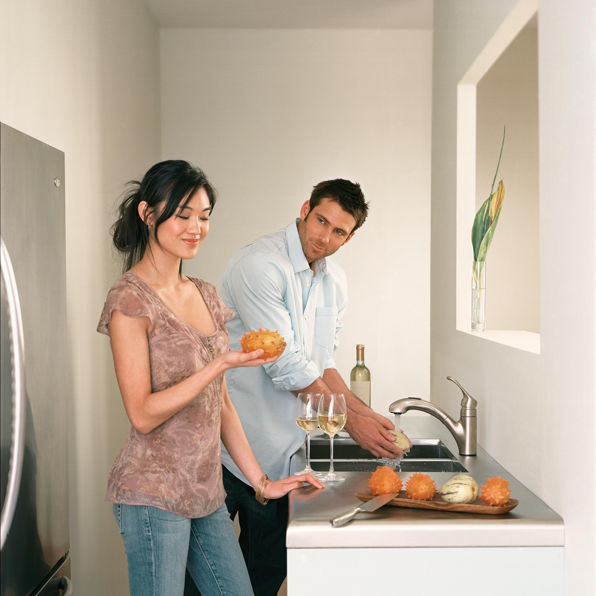MOEN Renzo Spot Resist Stainless 9 in. H Pull Out Sprayer Kitchen Faucet with 360° Spout Swivel and PowerClean