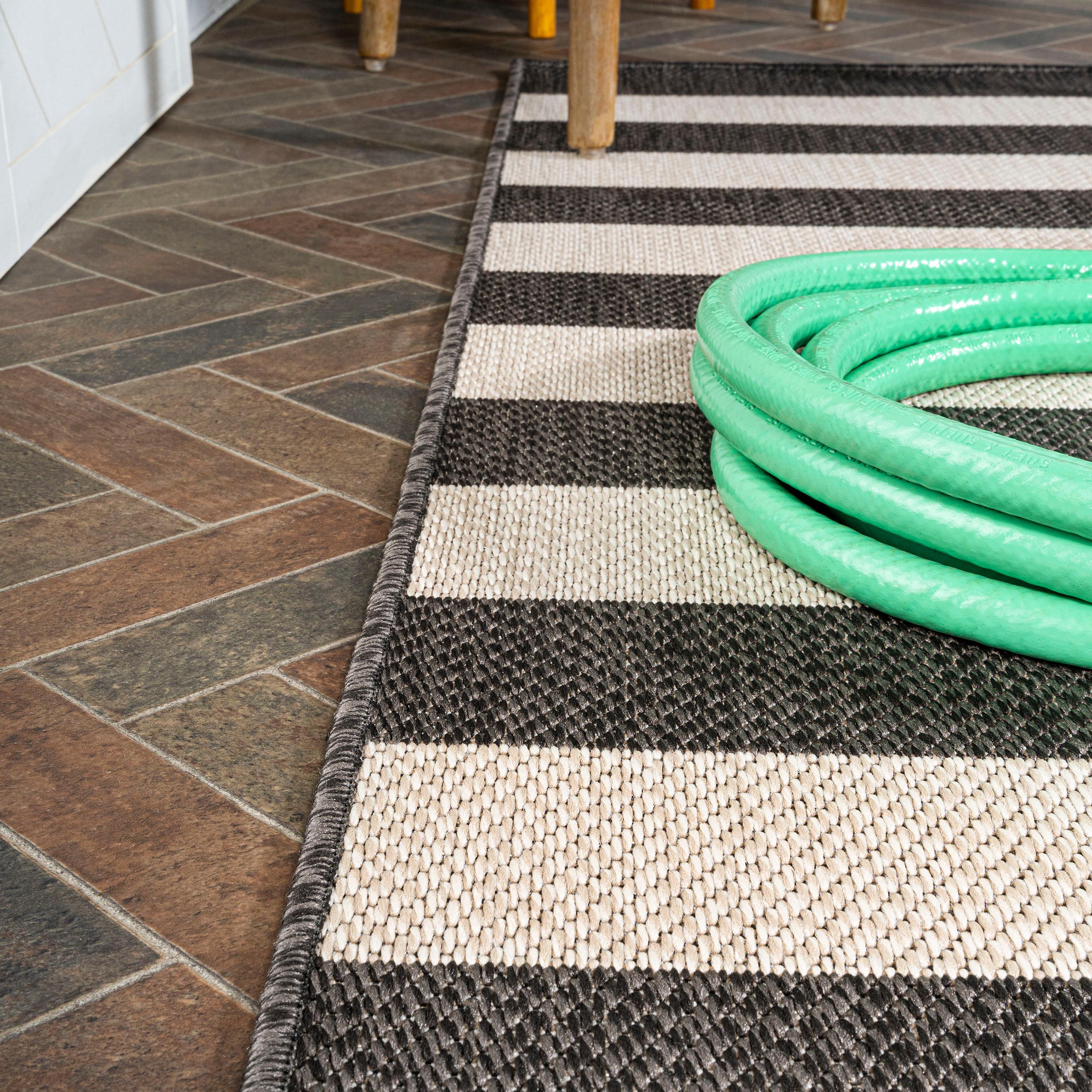 Modern Cottage Black and Beige 4'x6' Synthetic Stripe Area Rug