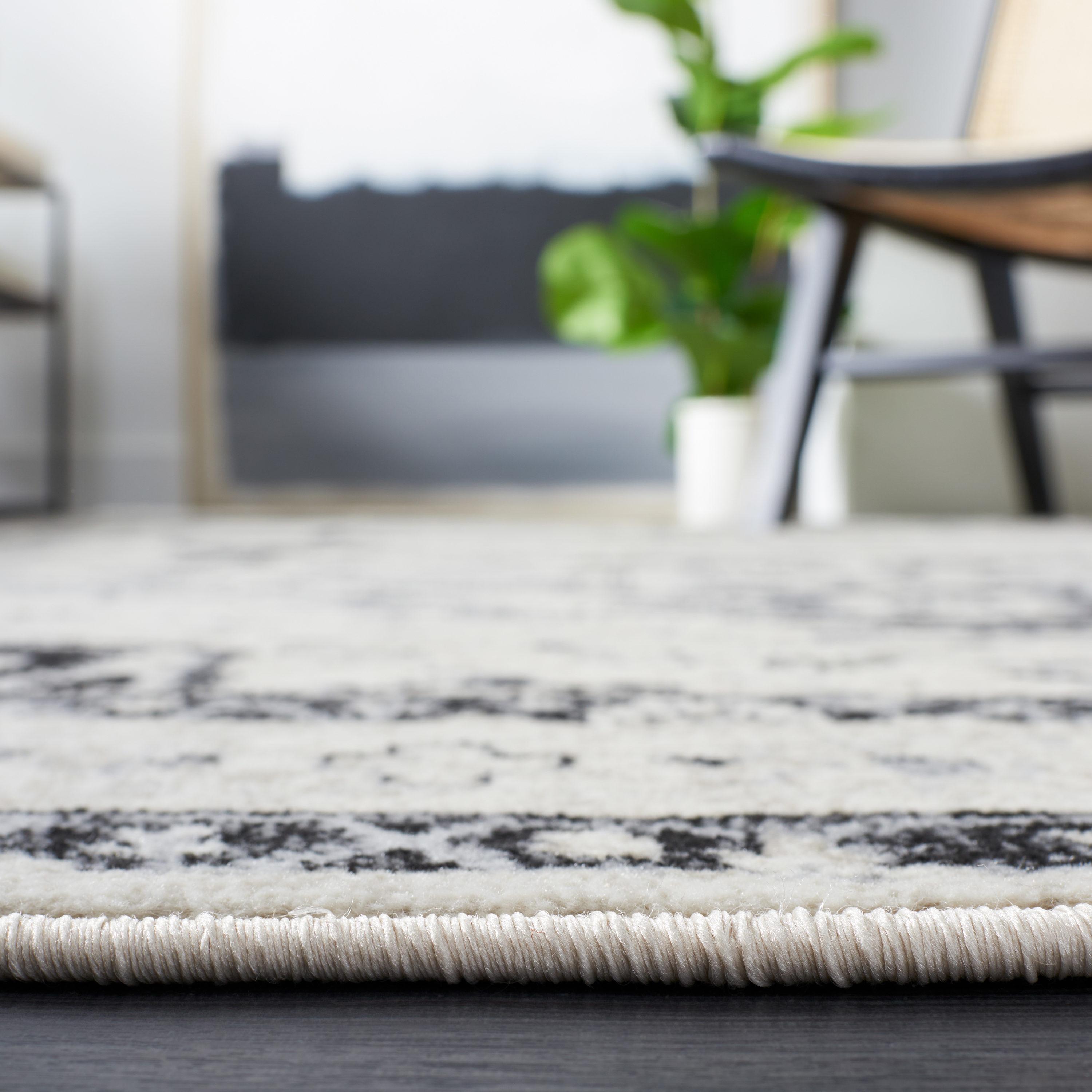SAFAVIEH Brentwood Ezra Oriental Area Rug, Ivory/Black, 6'7" x 6'7" Square