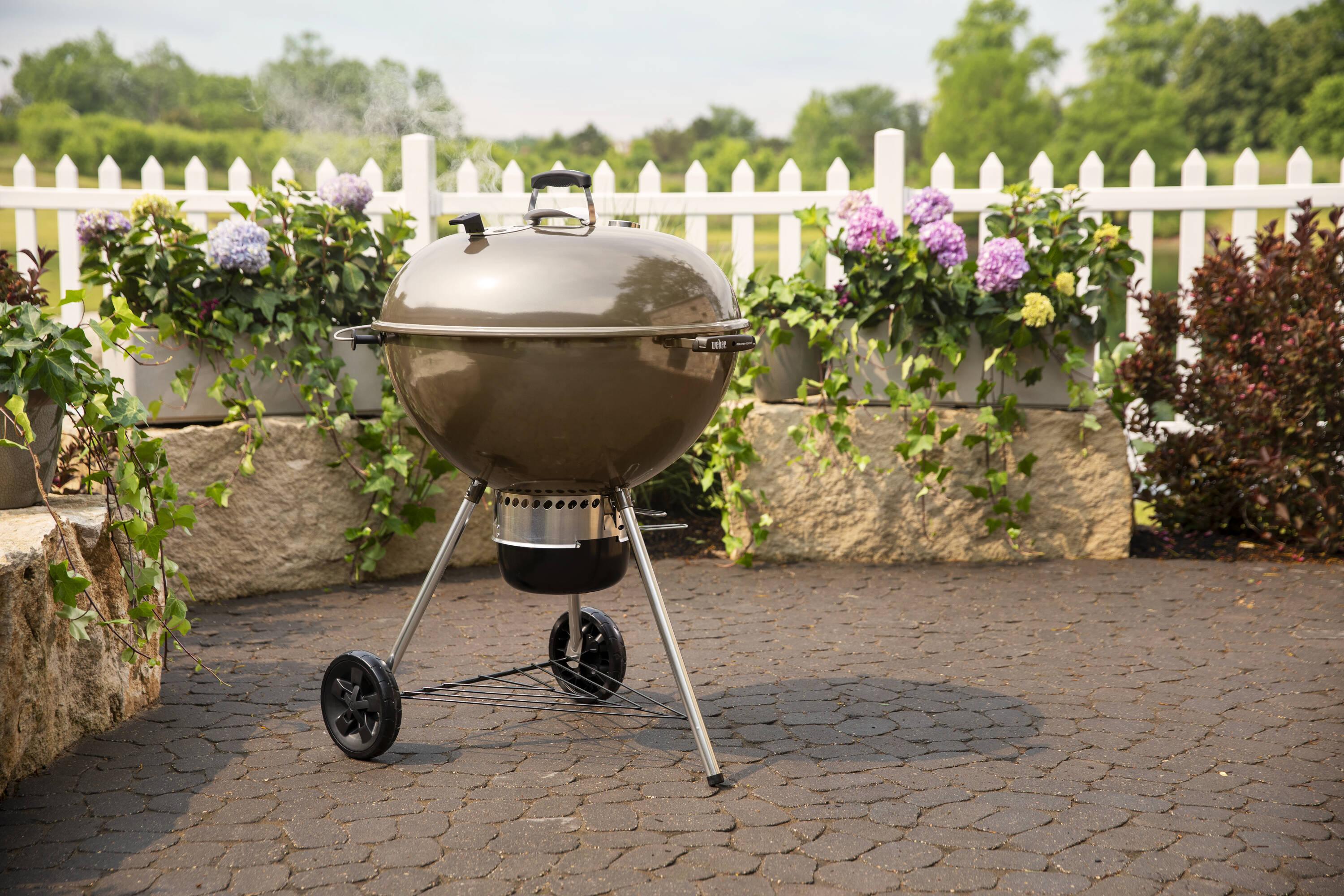 Weber 26 Inch Smoke Gray 588 Square-Inch Master-Touch Charcoal Grill