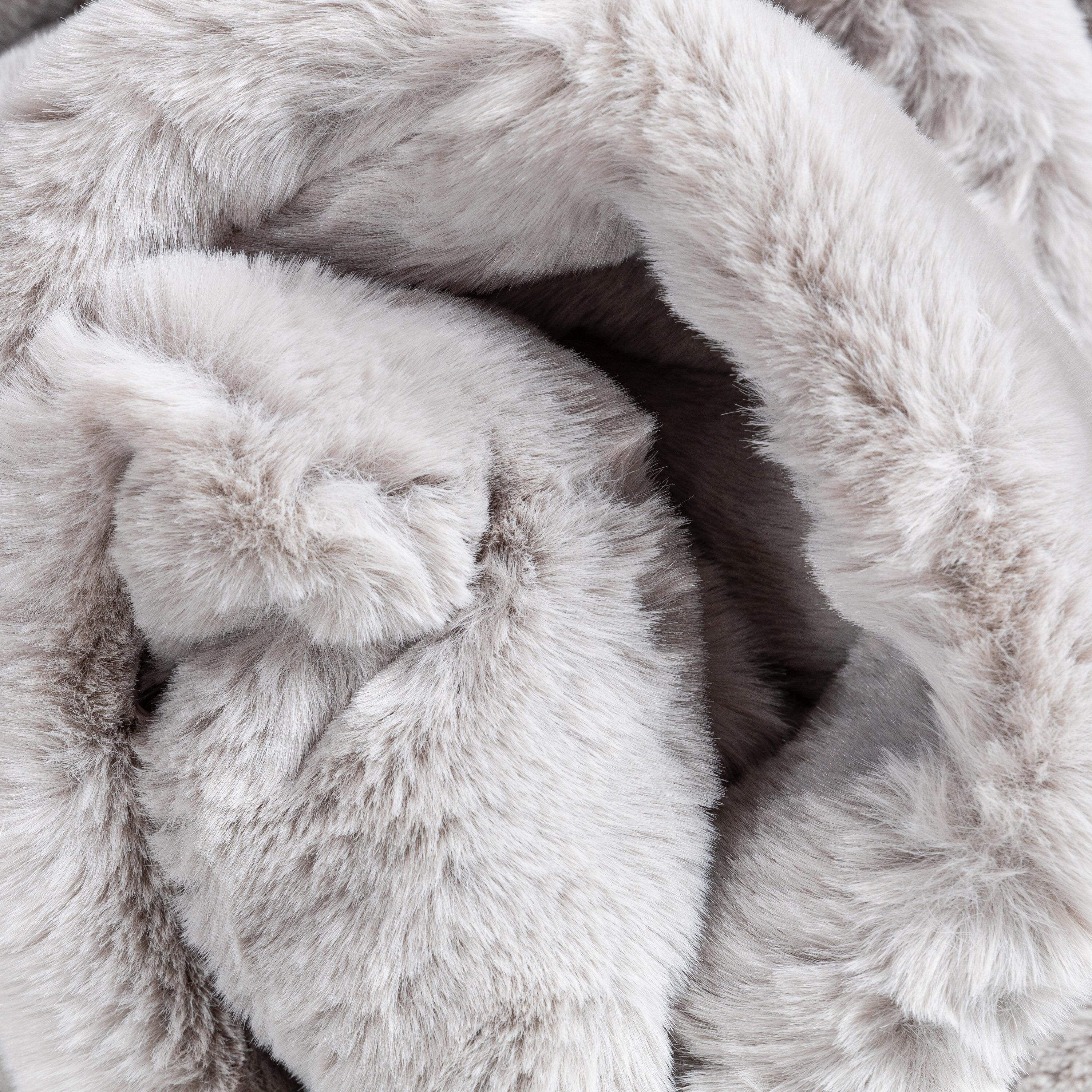 Well Woven Opal Crest Textured Solid White Modern Faux Fur 5'2" Heart Area Rug