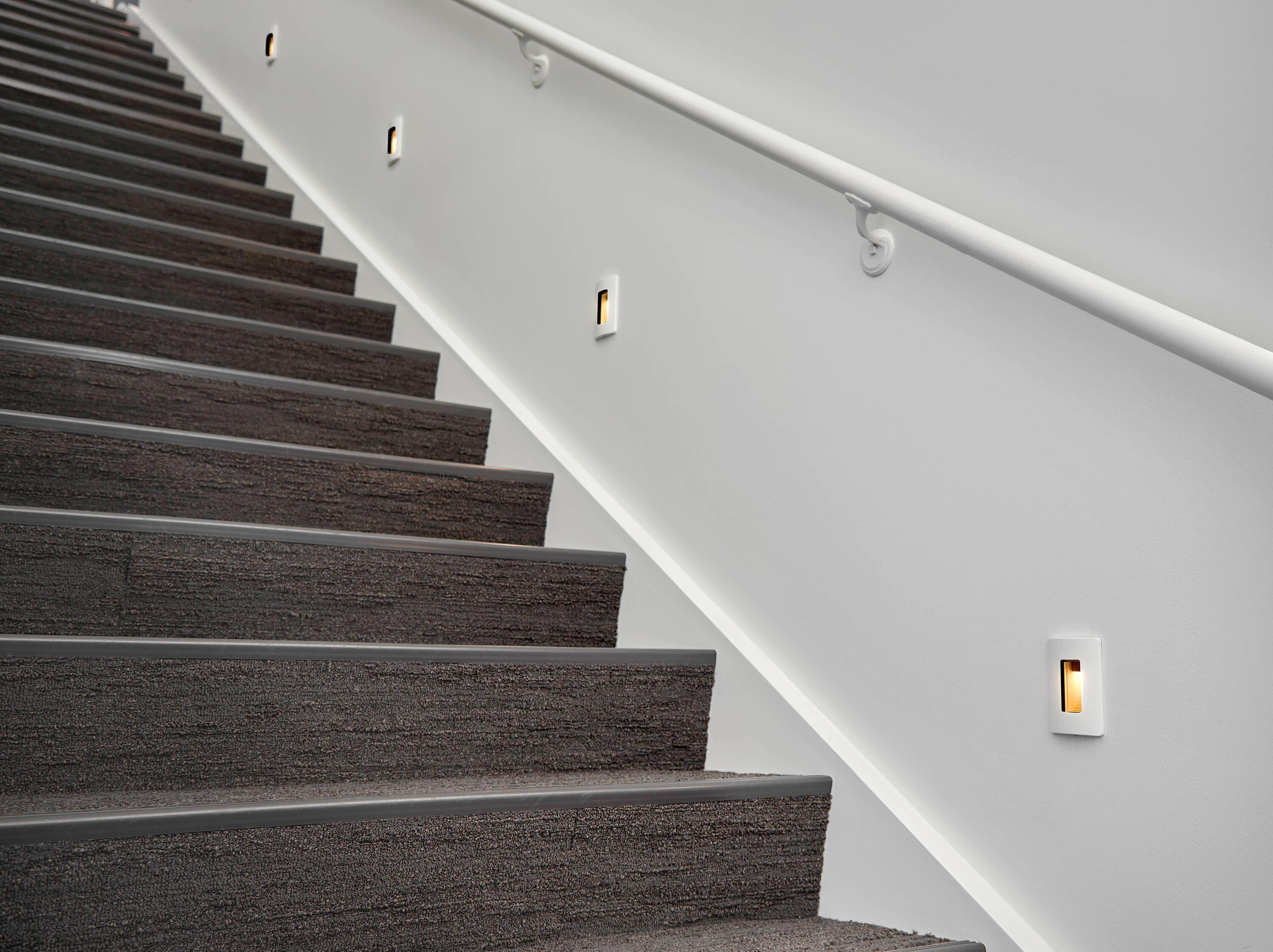 Hinkley Luna Vertical 120v 2700K Integrated LED Step Light