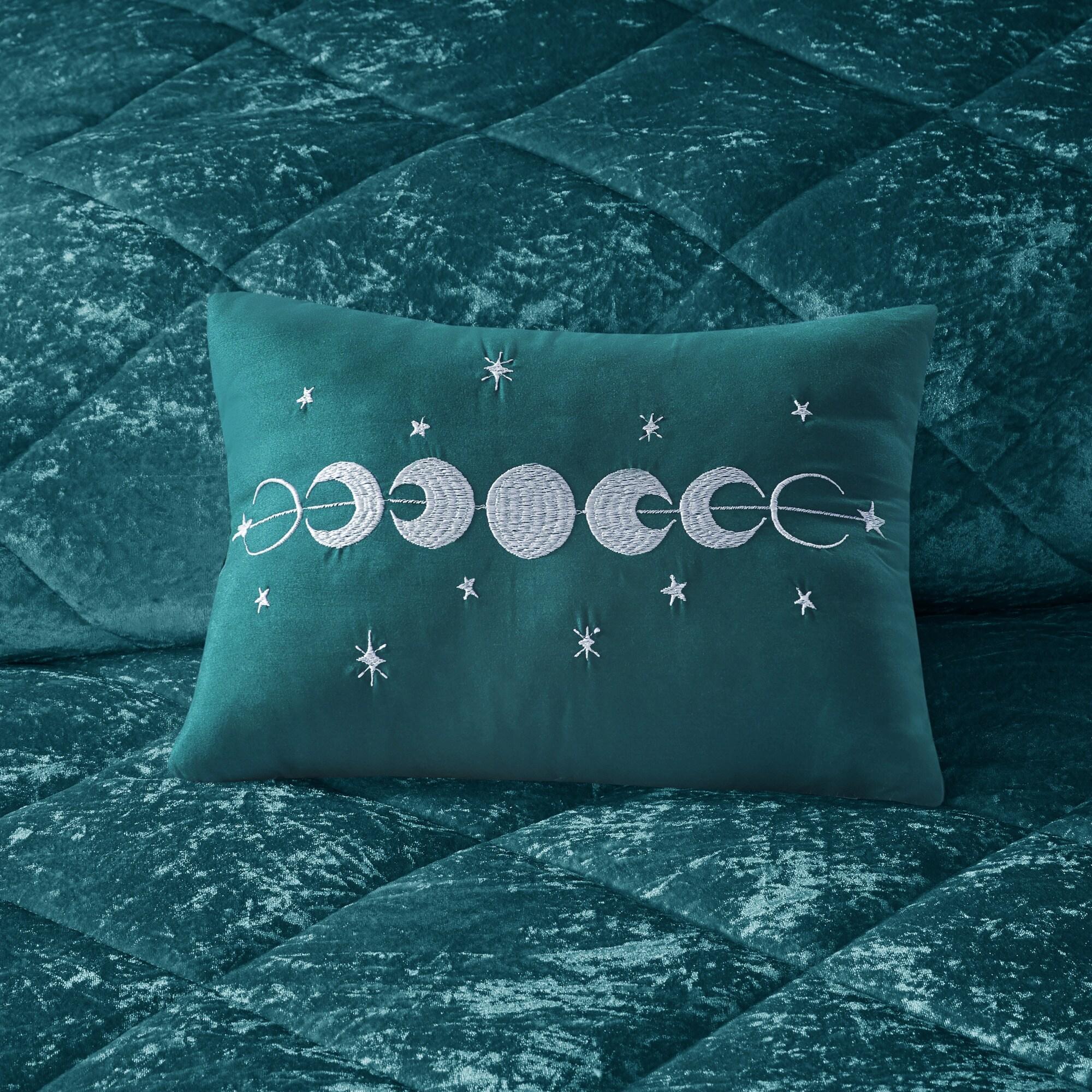 Intelligent Design King/Cal King Size Comforter Sets, 4-Piece Velvet Bedding Set for All Seasons, Teal Comforter Bed Set with Decor Pillow