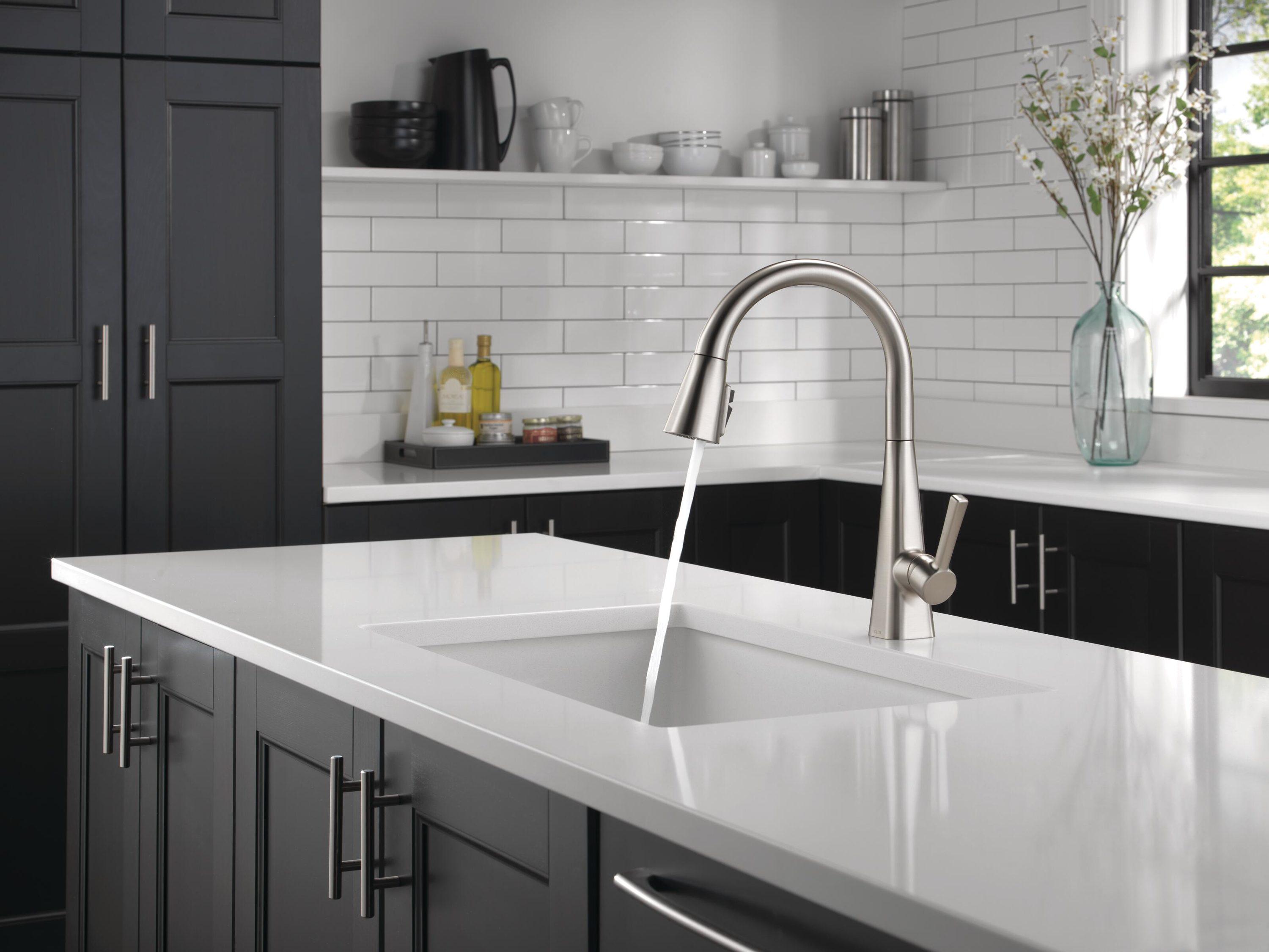 Lenta Pull Down Sprayer Kitchen Sink Faucet, Single Handle Kitchen Faucet