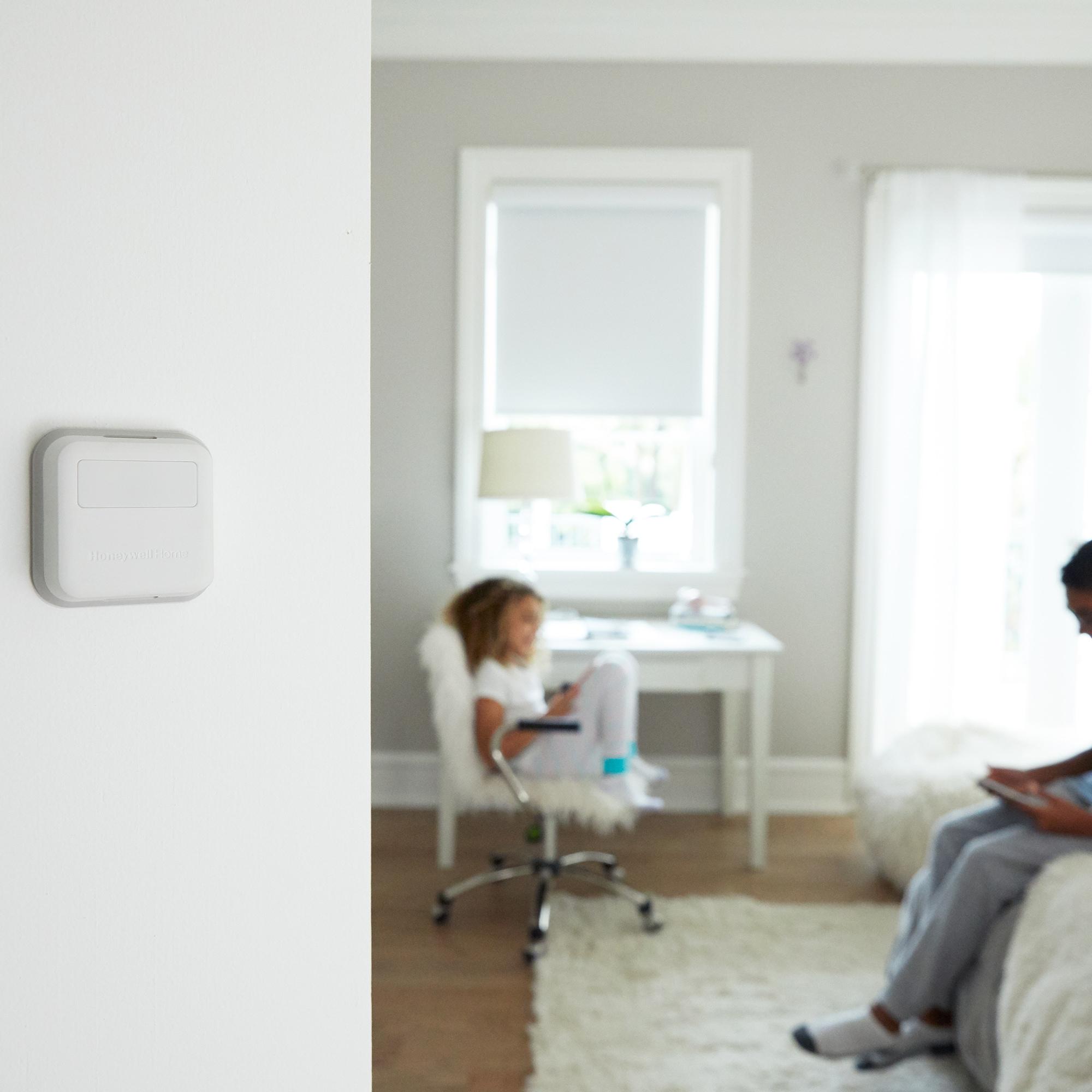 Honeywell Home Smart Room Sensor: Wireless Thermostat Control, Smartphone App, T9 Compatible, White, 2-Year Warranty
