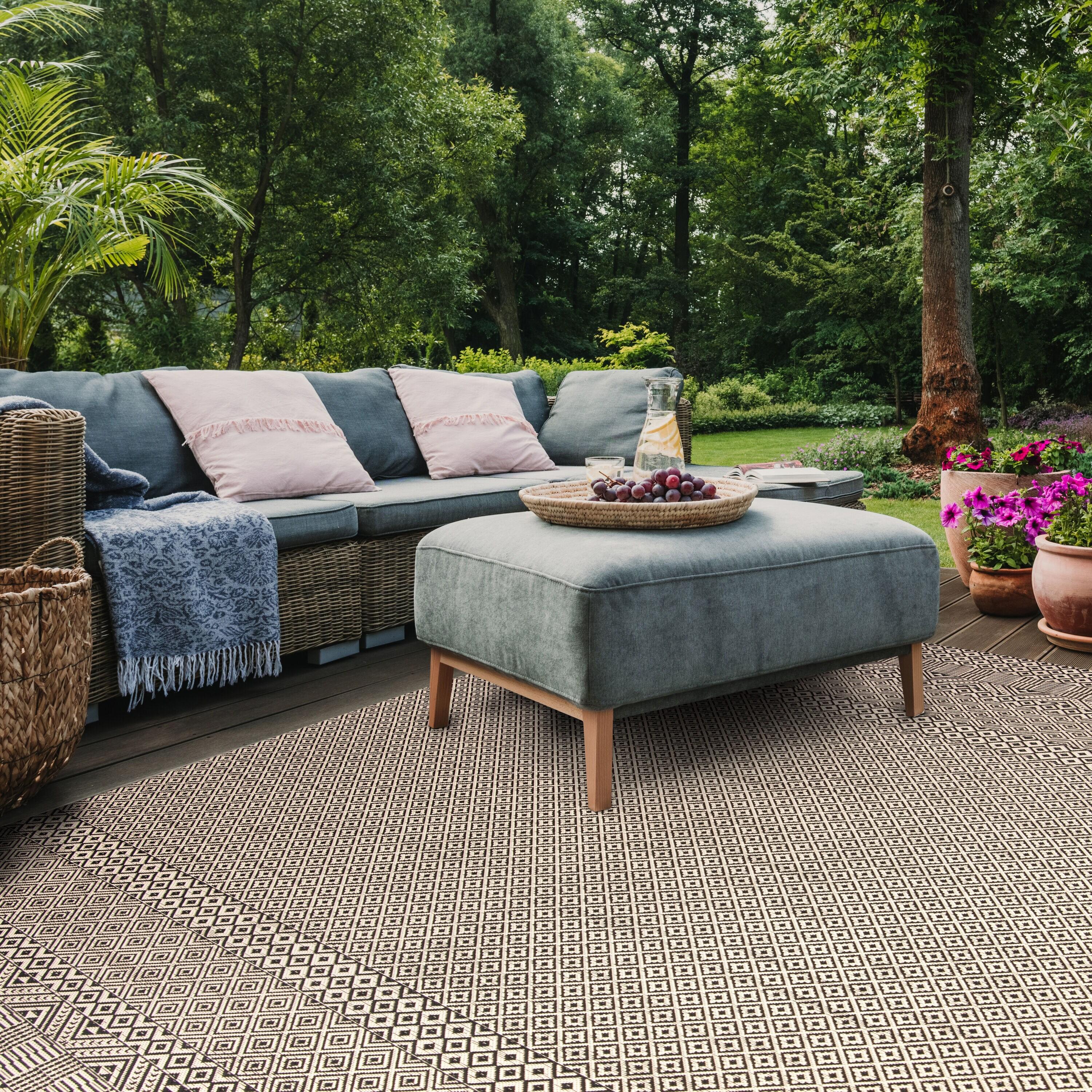 SAFAVIEH Courtyard Naomi Geometric Indoor/Outdoor Area Rug, Beige/Black, 4' x 4' Square