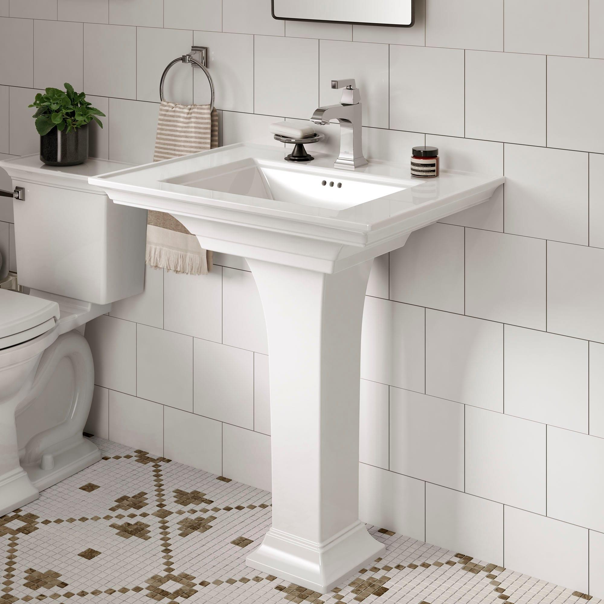 Town Square S Single-Hole Single-handle Bathroom Faucet with Drain Assembly