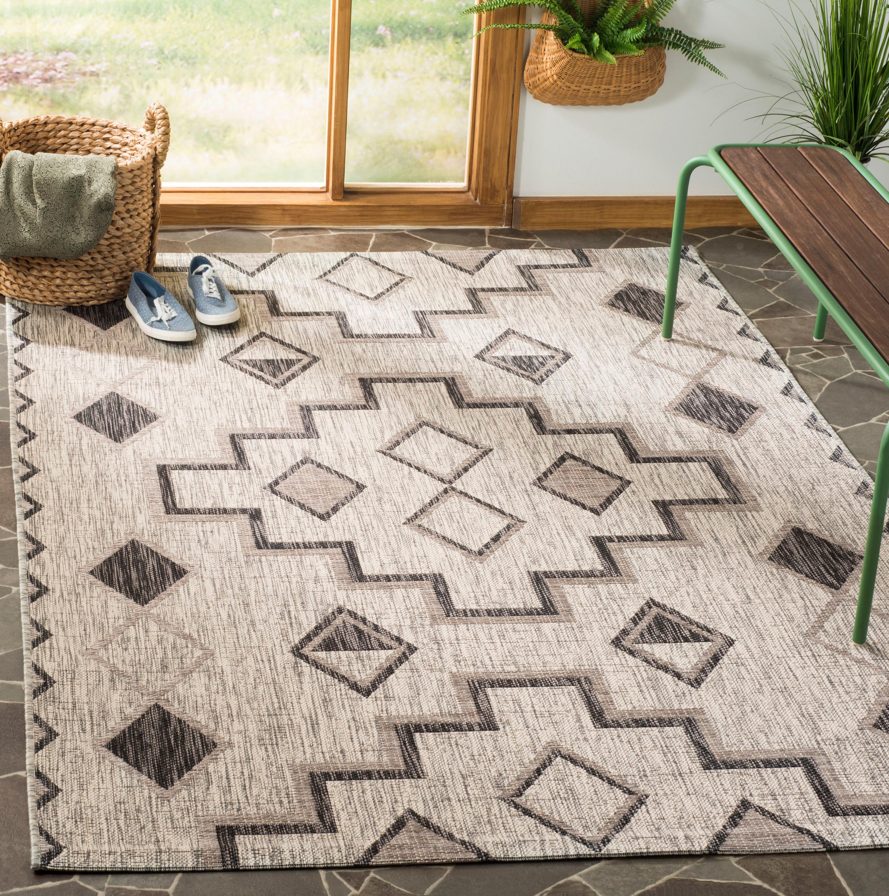 SAFAVIEH Courtyard Floella Geometric Indoor/Outdoor Area Rug, 4' x 5'7", Grey/Black