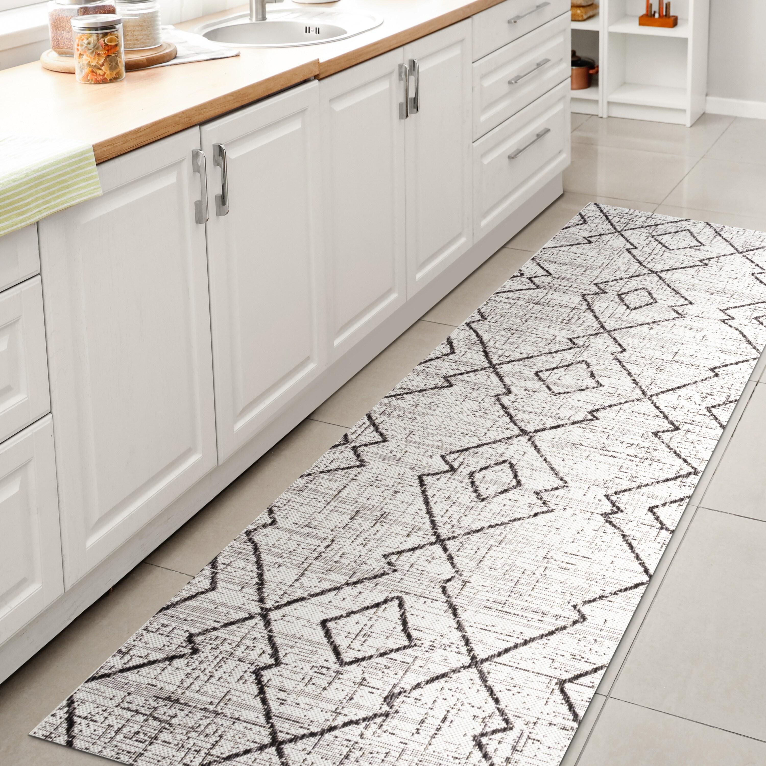 2'x10' Carwa  Diamond Trellis Indoor/Outdoor Runner Rug, Ivory/Black - JONATHAN Y