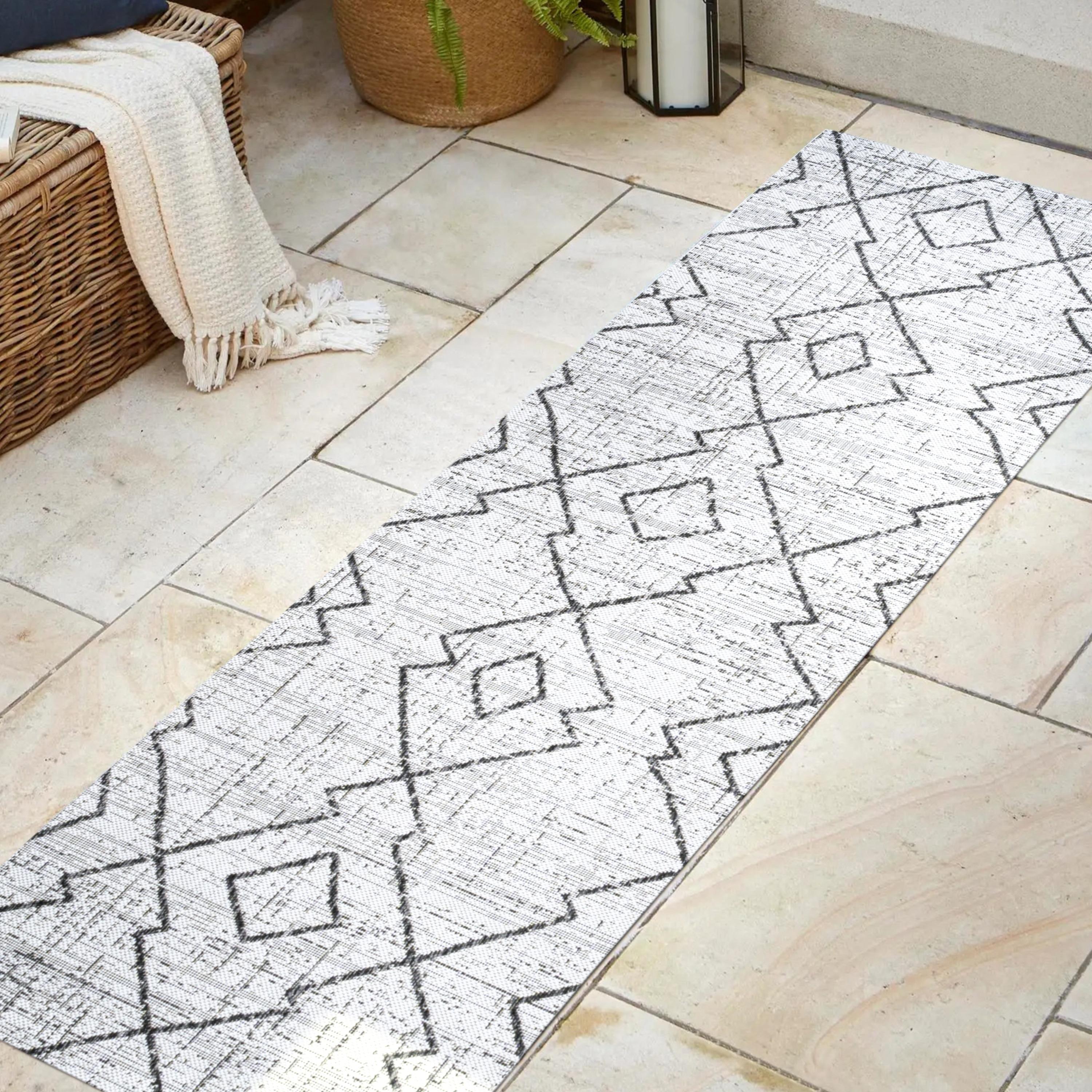 2'x10' Carwa  Diamond Trellis Indoor/Outdoor Runner Rug, Ivory/Black - JONATHAN Y