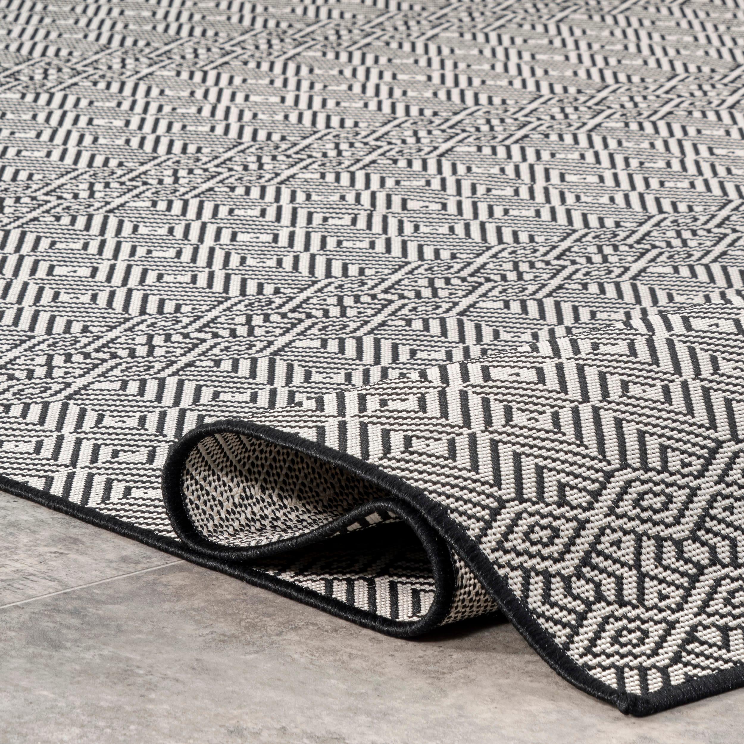 Nuloom Paloma Geometric 7x9 Indoor/Outdoor Area Rug for Living Room Patio Deck Front Porch Kitchen, Black/Ivory