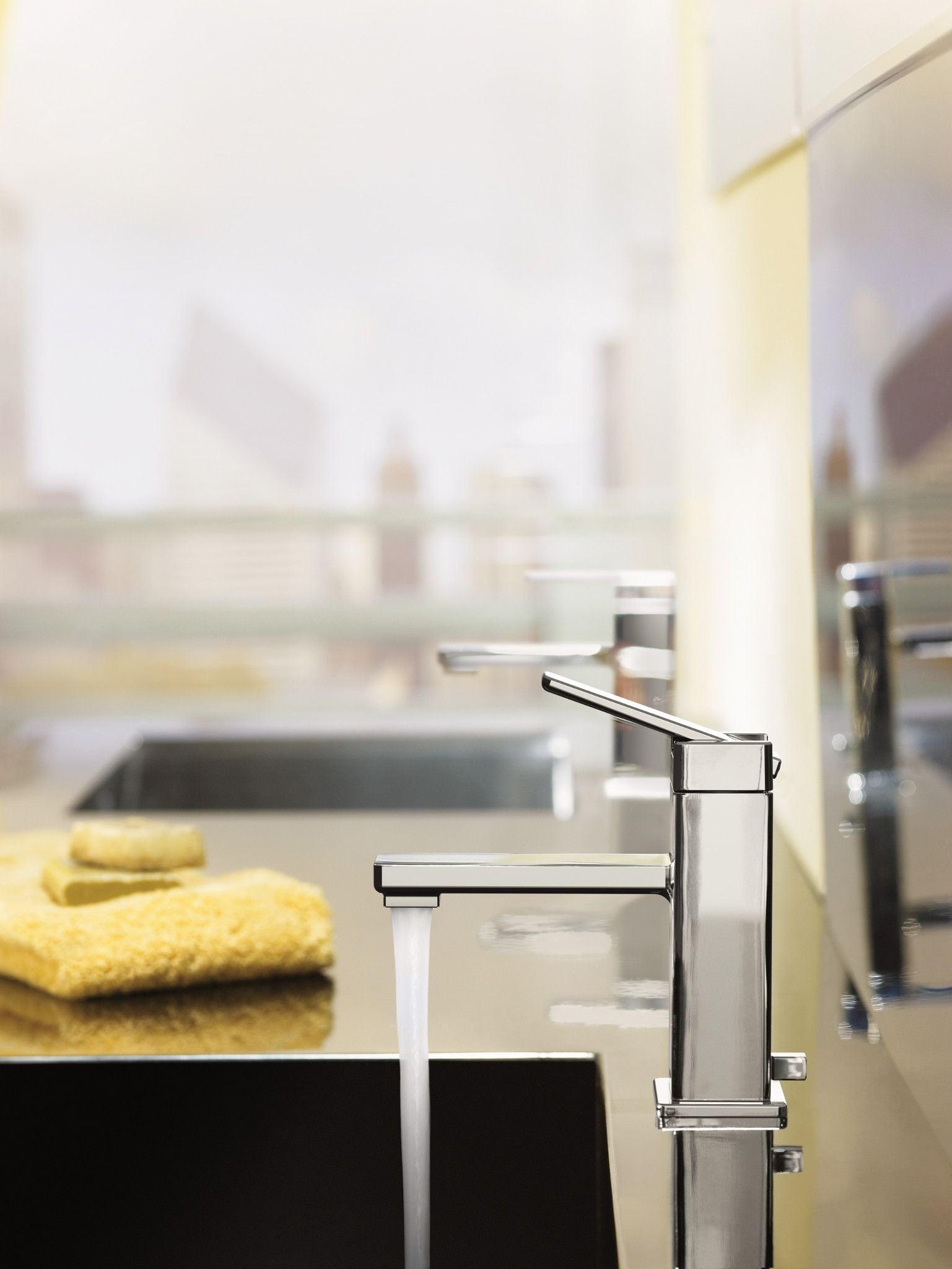 90 Degree Single Hole Bathroom Faucet with Drain Assembly