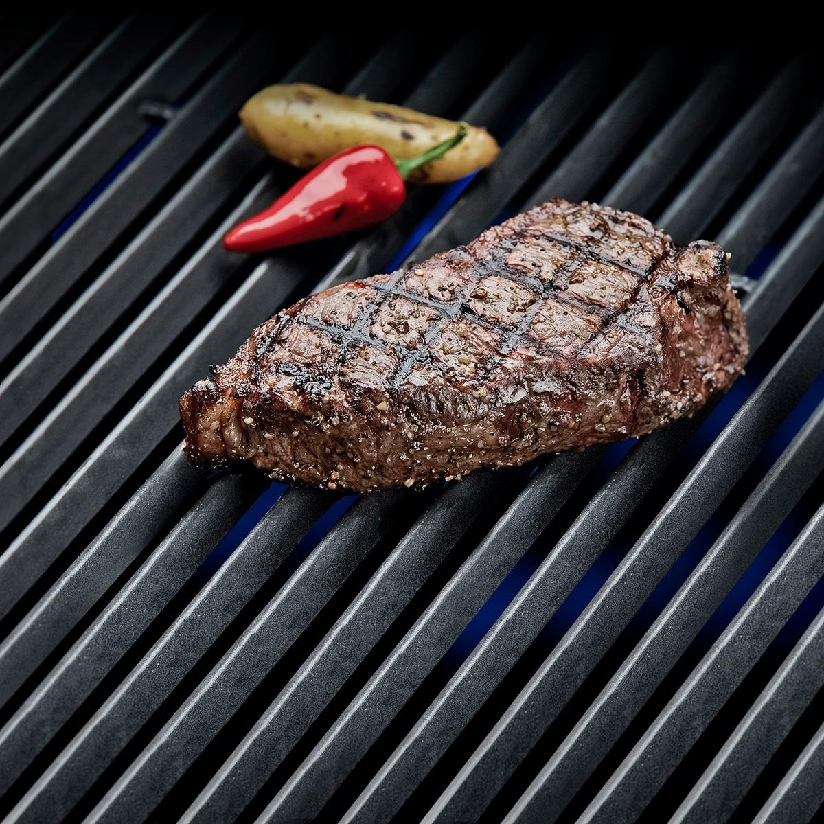 Broil King Signet 390 3-Burner Grill in Stainless Steel with Side Burner and Rear Rotisserie Burner