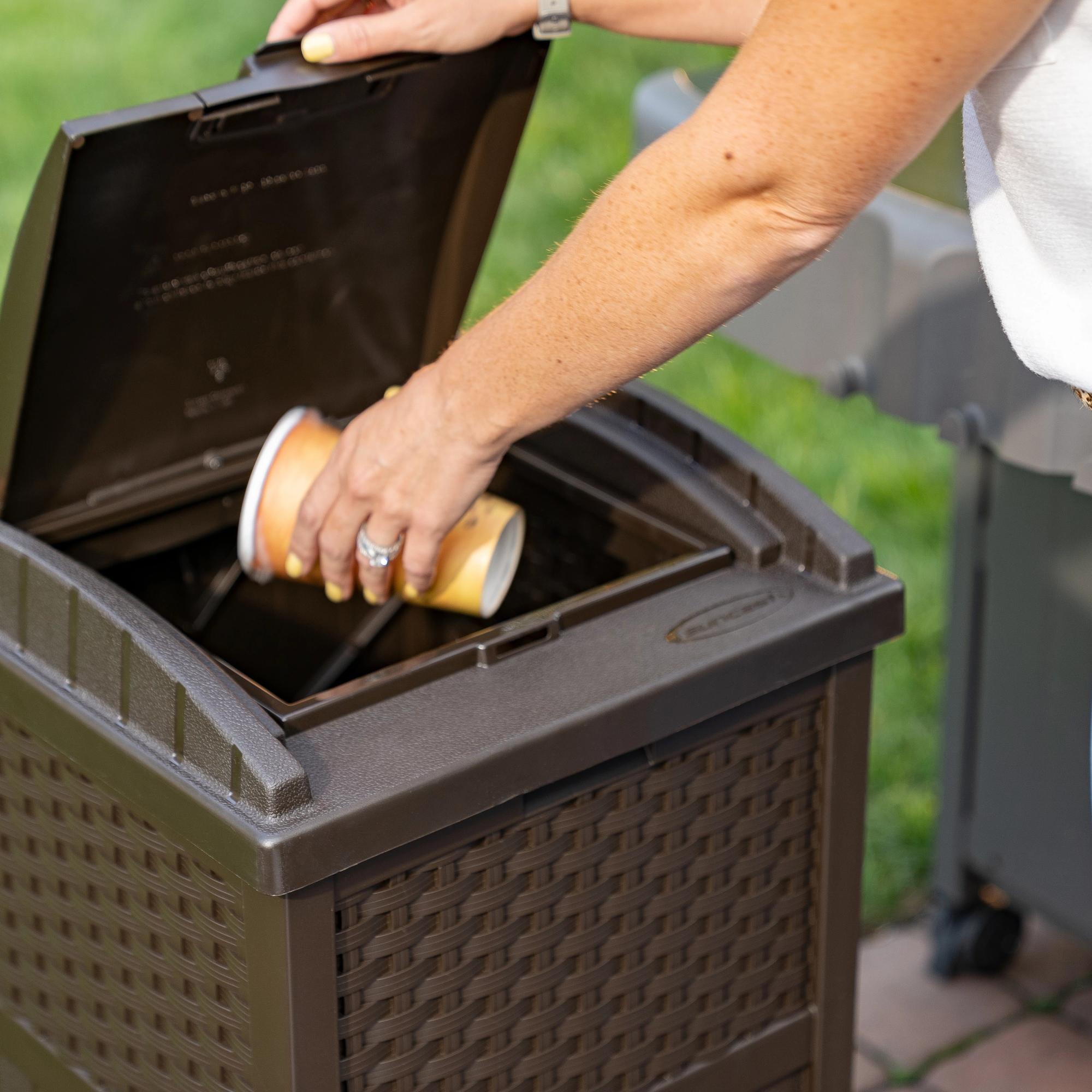 Suncast Suncast 33 Gallon Manual Lift Trash Hideaway Container
