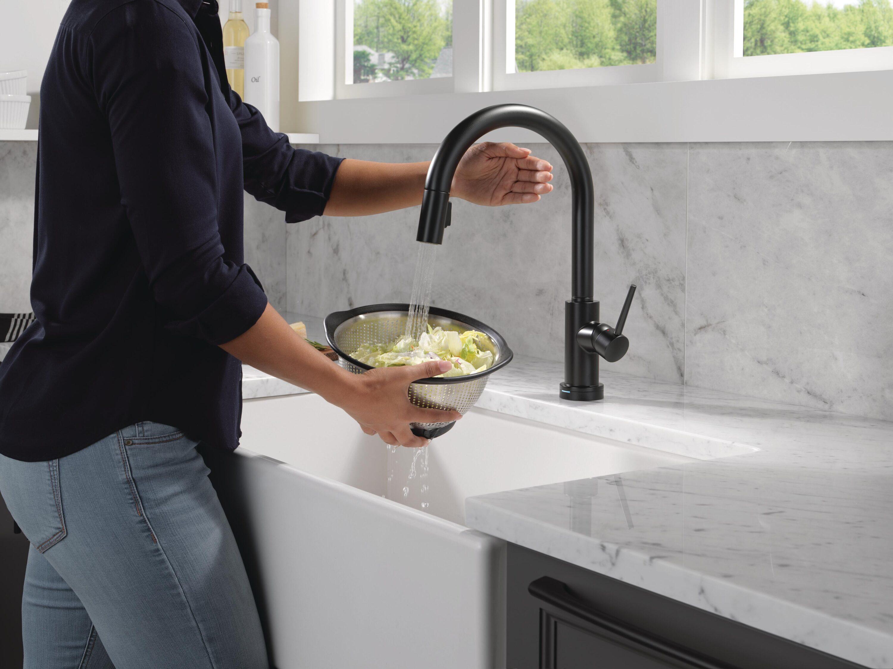 Trinsic Touch2O Kitchen Sink Faucet with Touchless Technology