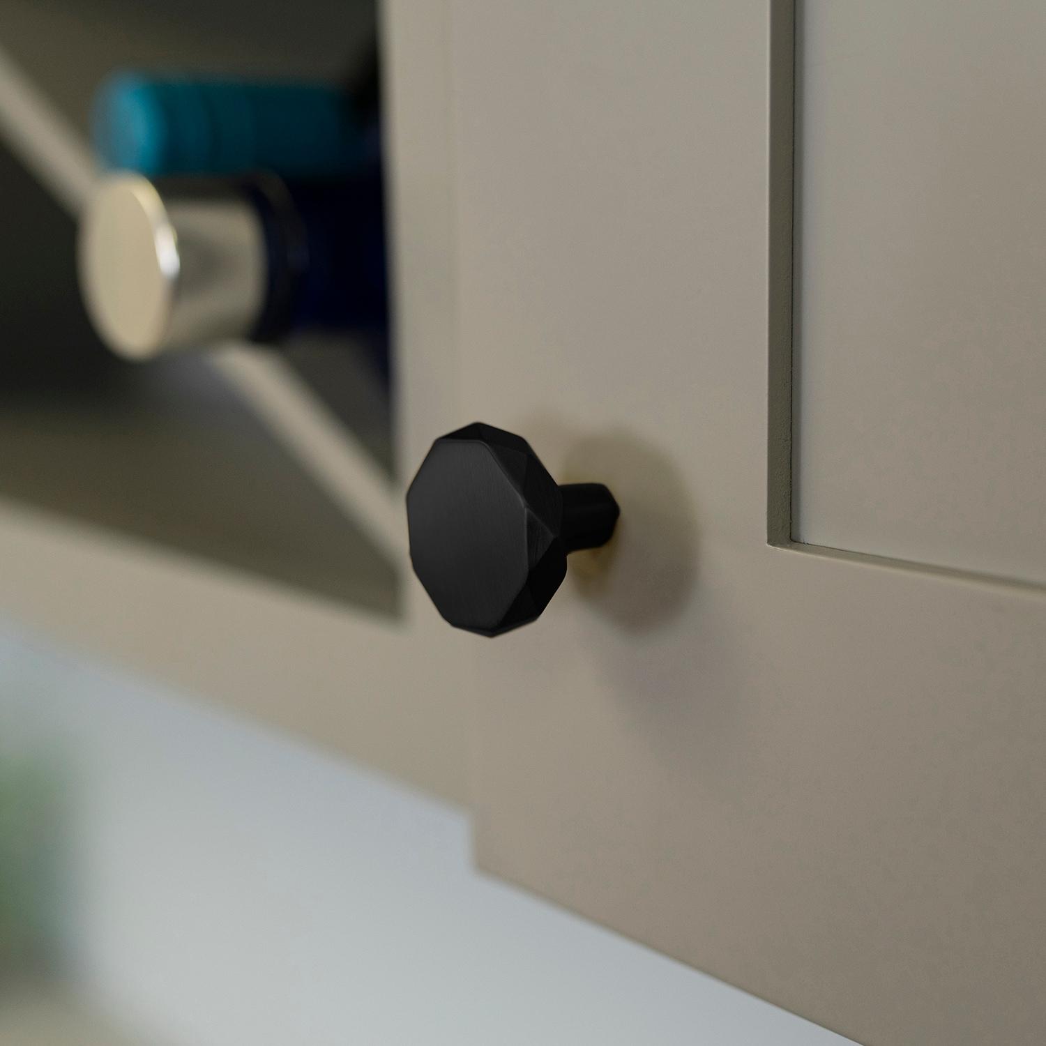 Karat 1.25" Diameter Round Knob