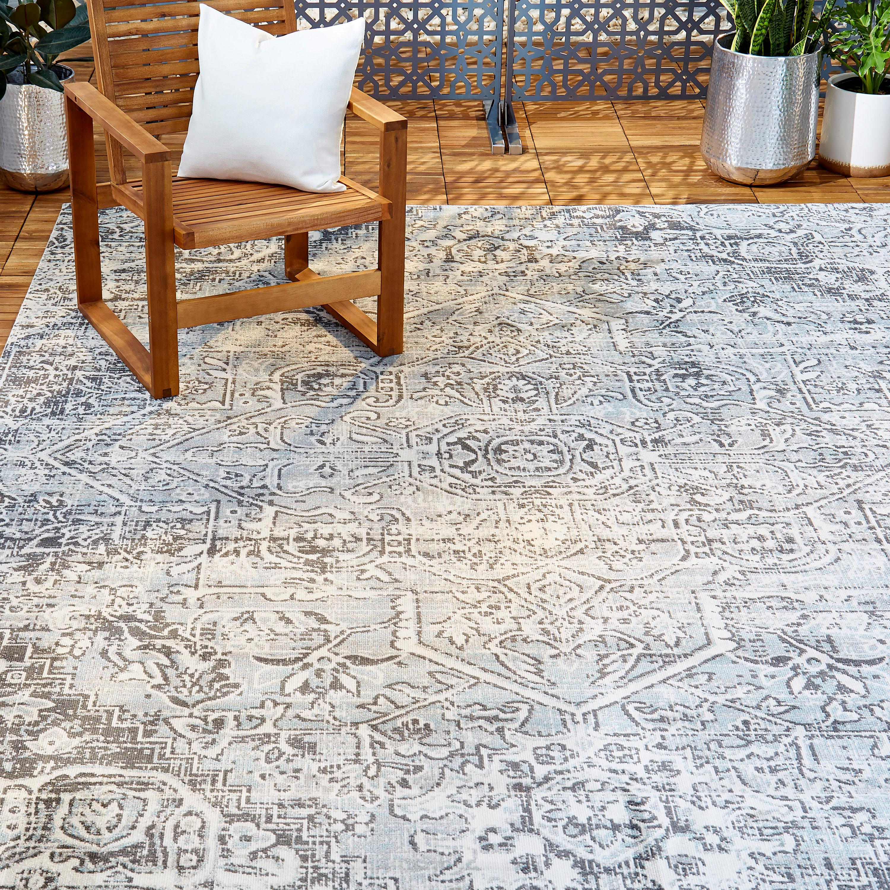 Nicole Miller Nicole Miller New York Patio Sofia Medallion Indoor/Outdoor Area Rug, Light Grey/Dark Grey