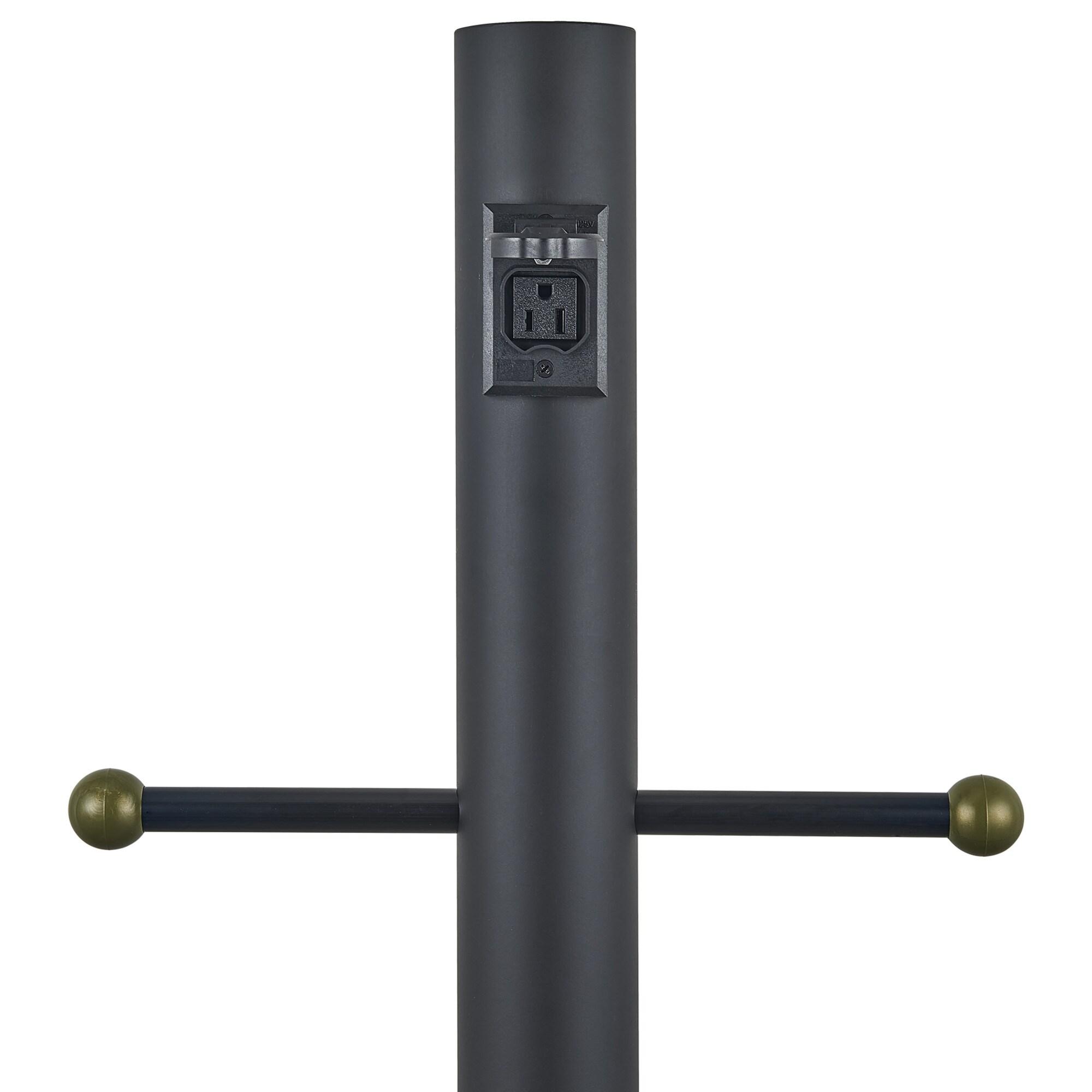 Design House,589812 Poste de Lámpara Tradicional para Exteriores con Brazo Cruzado de Plástico, Instalación de Enterramiento Directo, Toma de Corriente Incorporada y Sensor Fotocular Del Anochecer Al Amanecer en Negro