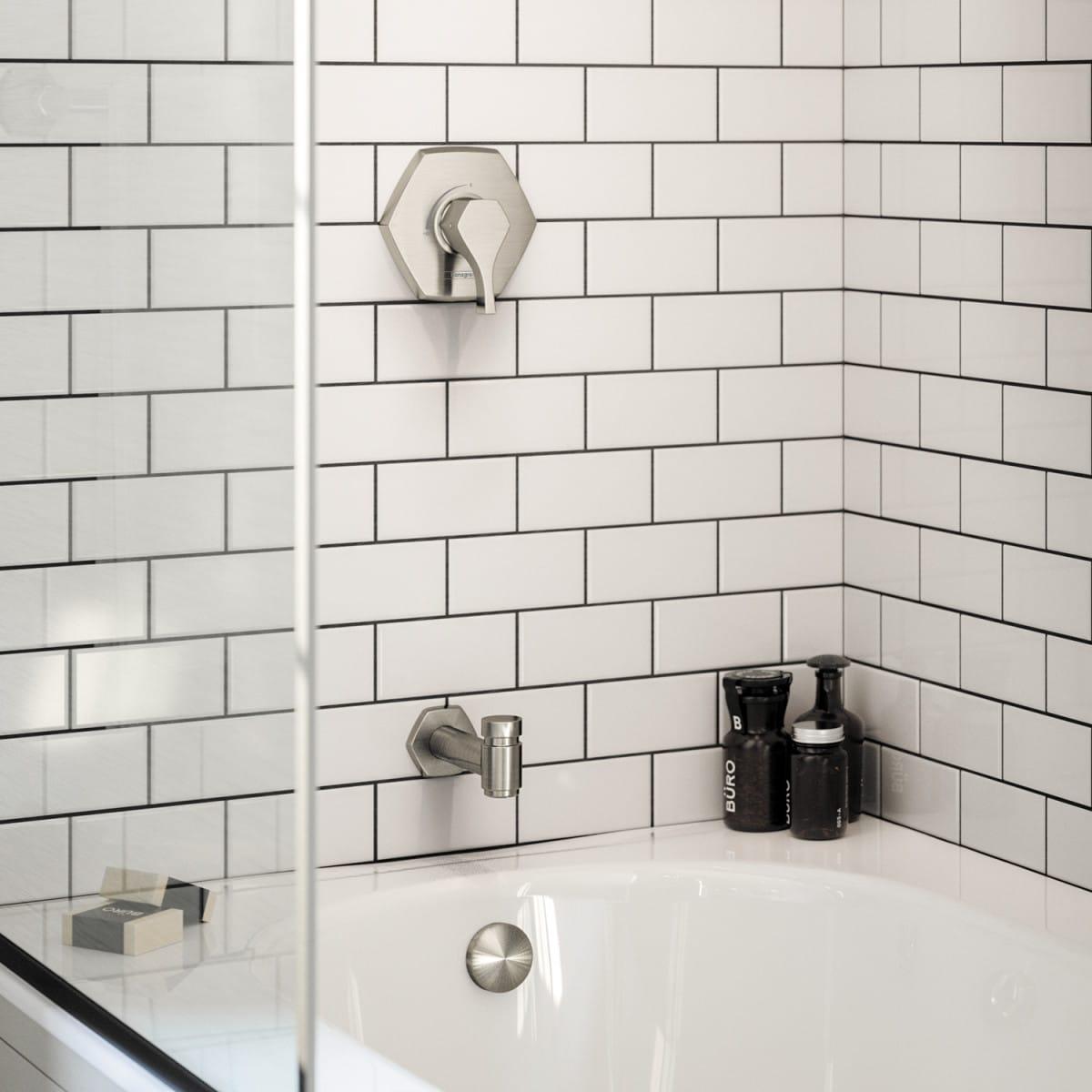 Locarno 2.5 GPM Rain Fixed Shower Head