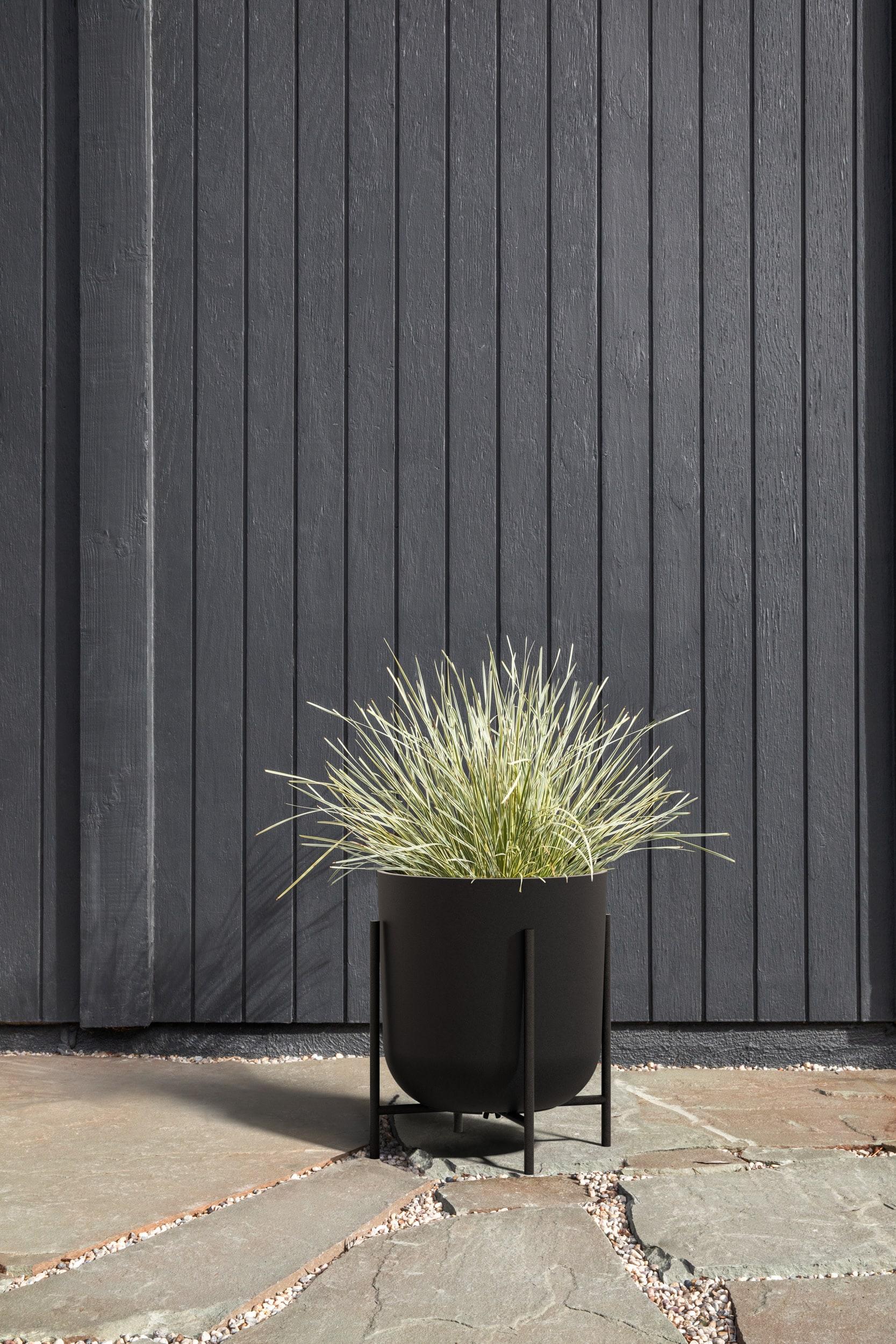 Veradek Mason Series Raised Kona 15" Plastic-Stone Planter with Stand - (Black/1 Pack)