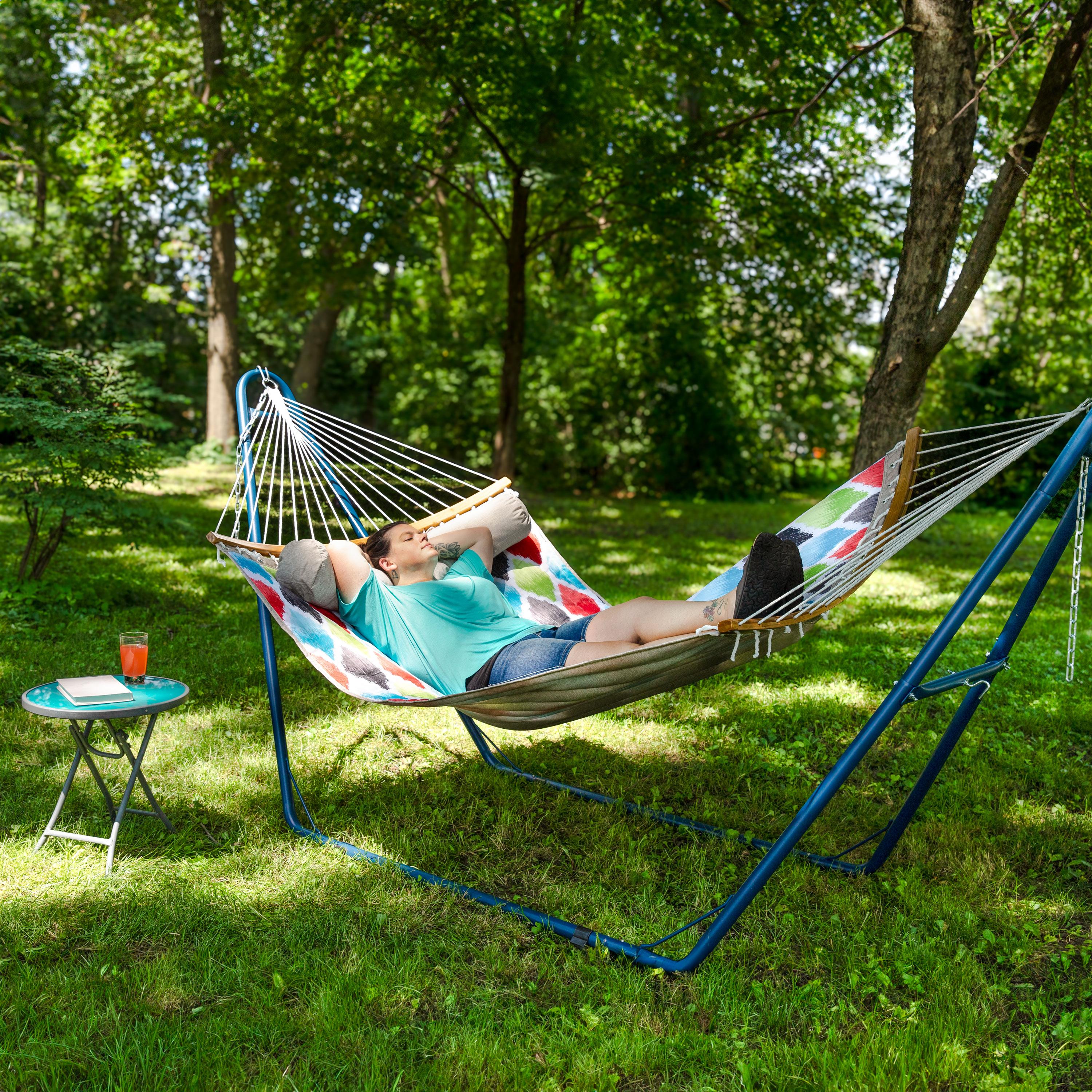 Sunnydaze Heavy-Duty Quilted 2-Person Hammock with Curved Bamboo Spreader Bars - 450 lb Weight Capacity - Multicolored Quatrefoil