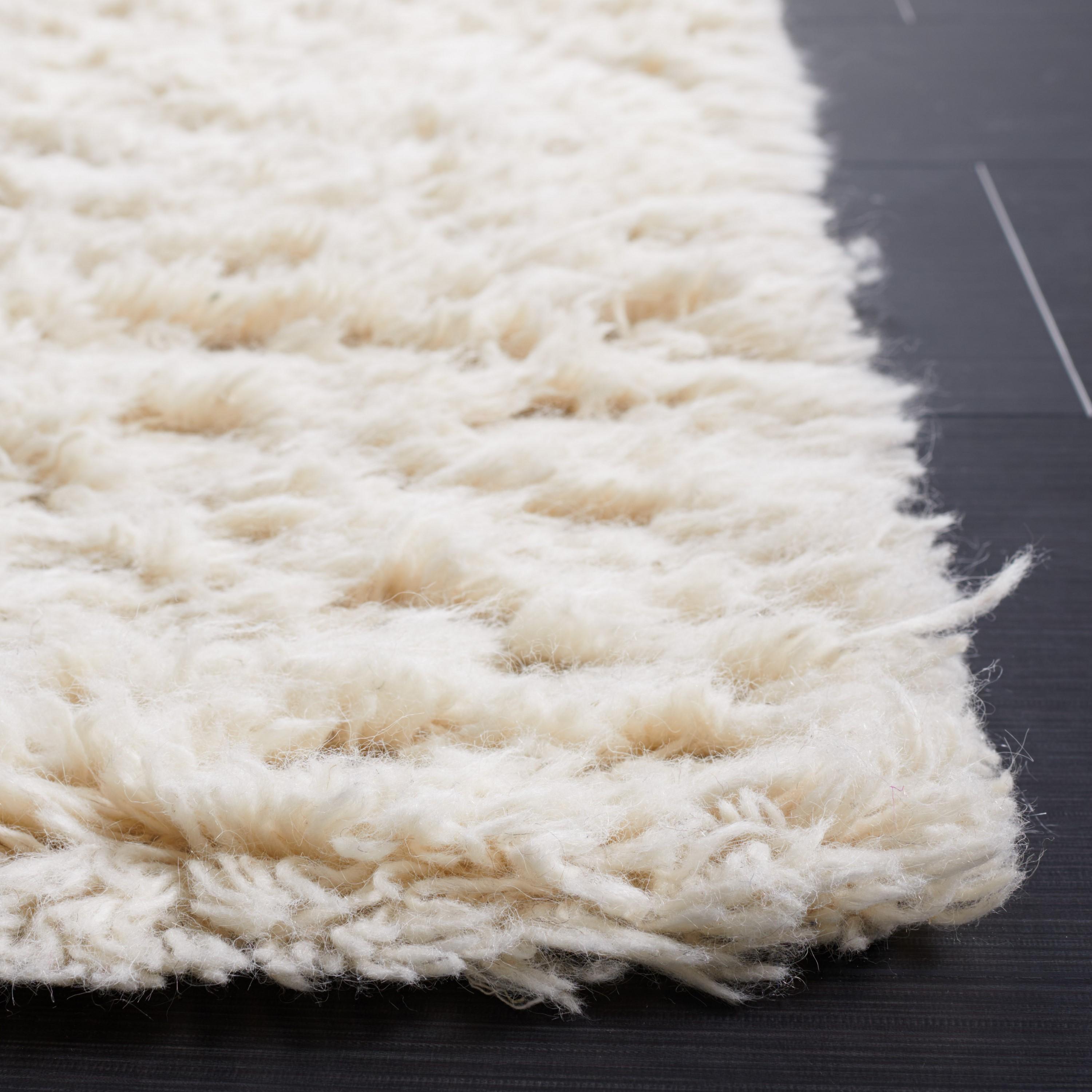 SAFAVIEH Flokati Gisselle Solid Wool Area Rug, Ivory, 2'6" x 4'