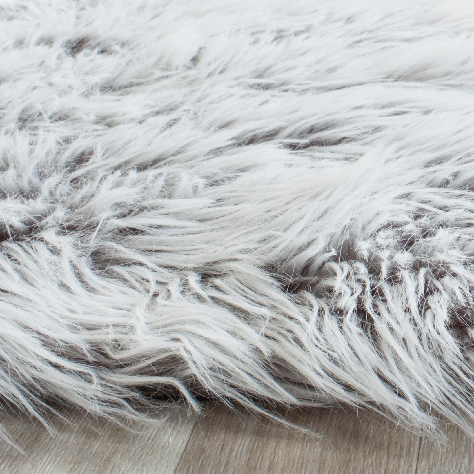 Faux Sheep Skin FSS118 Power Loomed Area Rug - Light Grey - 4'x6' - Safavieh.