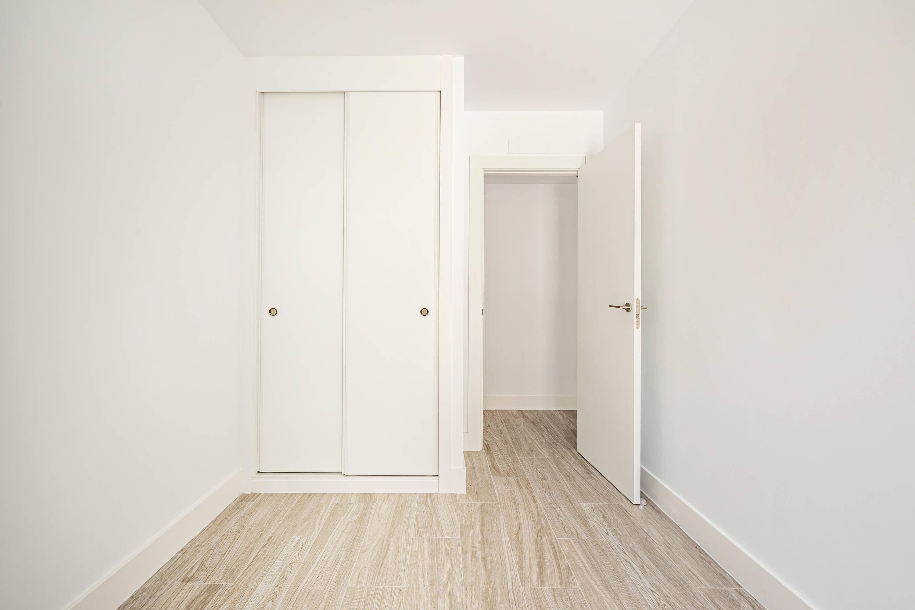 V770 By-Pass Door Hardware Set with Dial Action Hanger